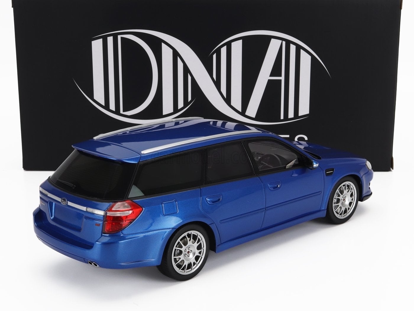 ミニカー 1/18 スバル レガシー DNA COLLECTIBLES 1/18 SUBARU LEGACY