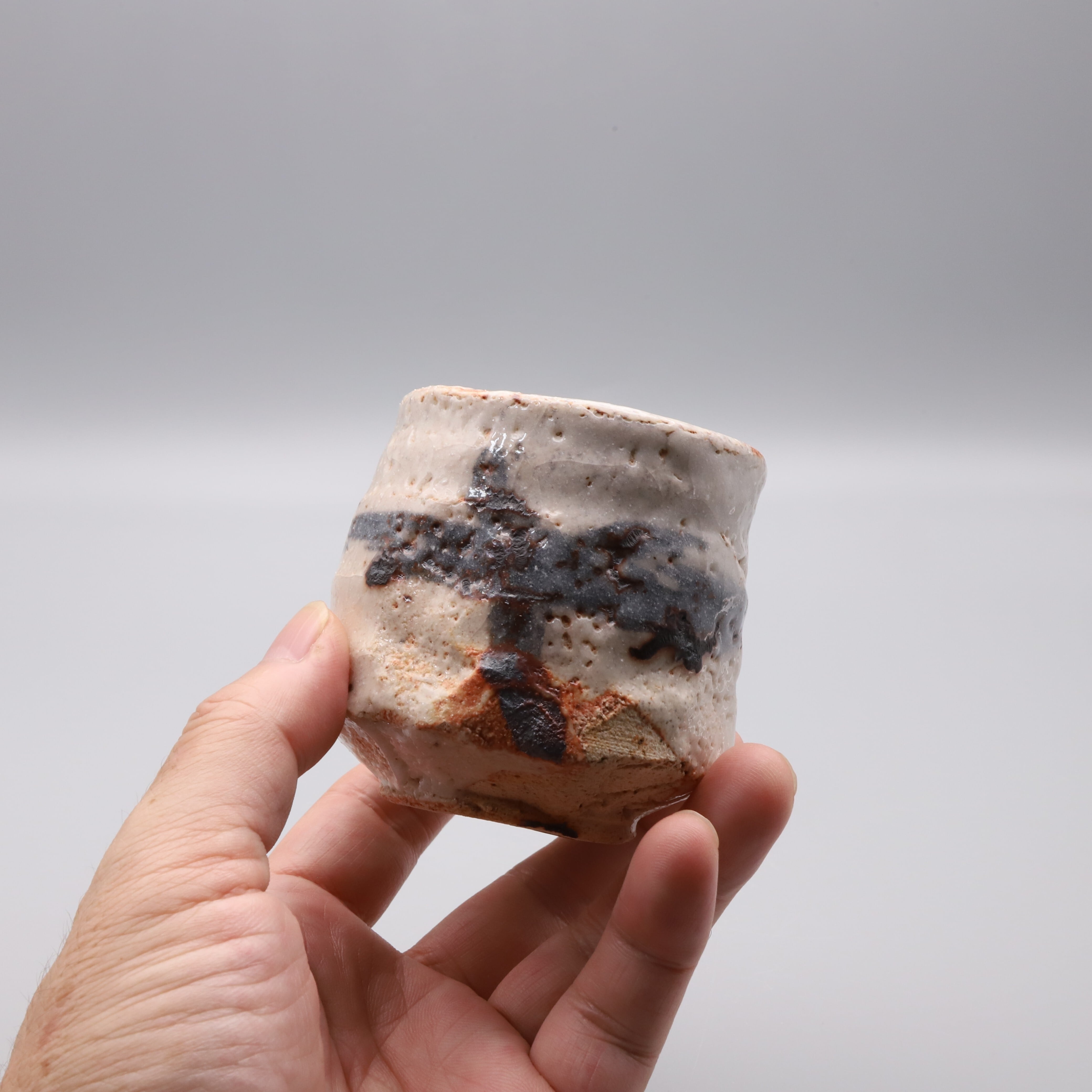 關 共歩 志野 ぐい呑 Kyoho Seki, Shino sake cup | 茶碗・ぐい吞