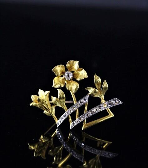 vintage brooch ❀ 彫り模様の美しい シックなお花 ブローチ