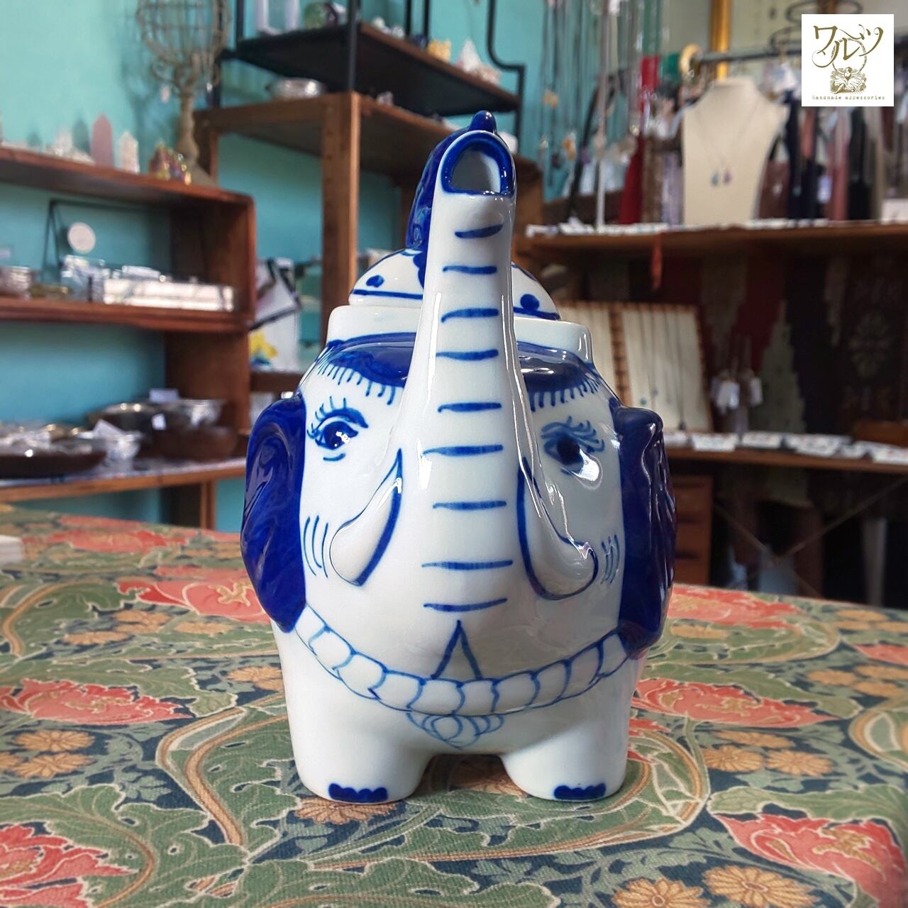 象柄の陶器花瓶 タイ青白陶器パイナップル柄 象ティーポット | 海界 una