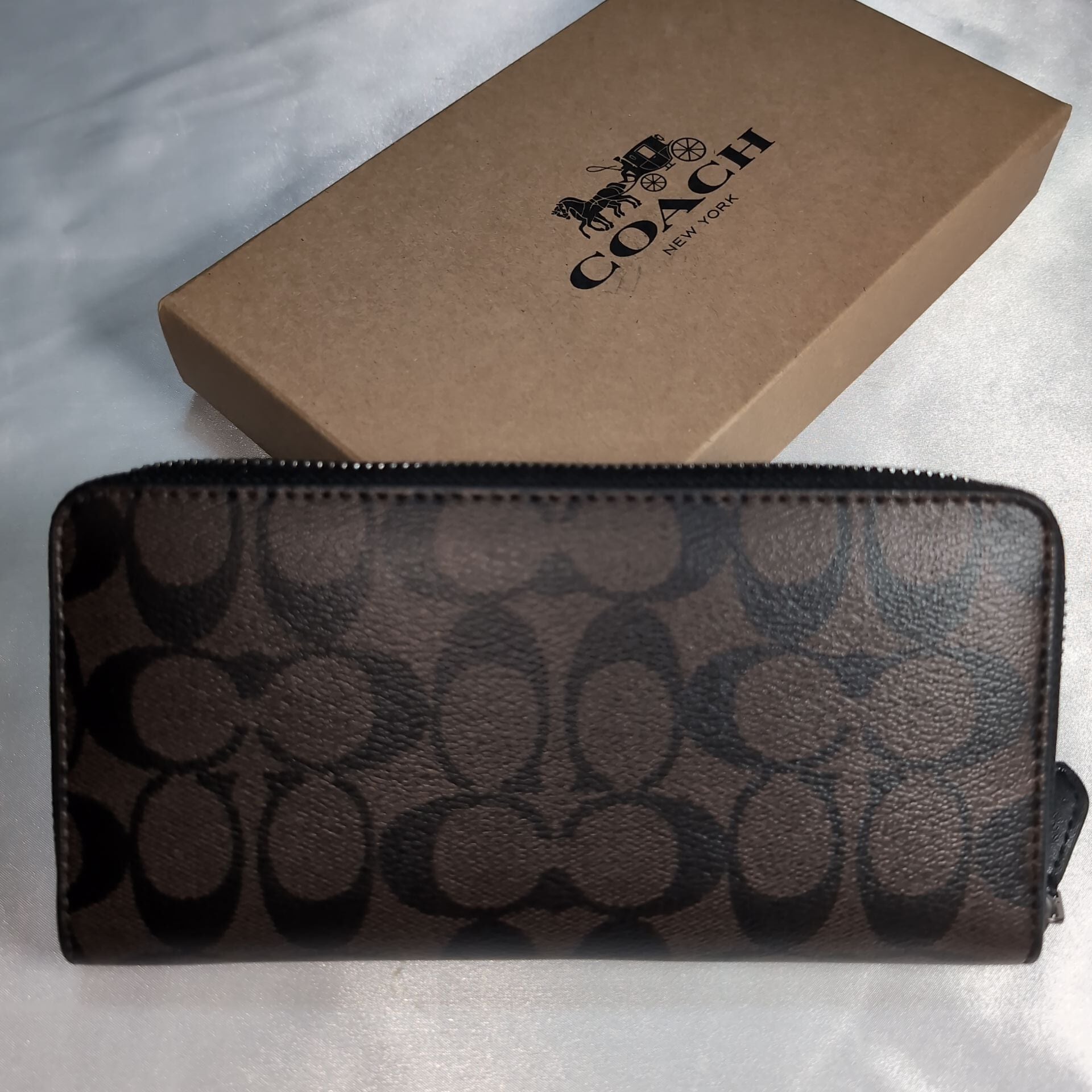 COACHコーチ×ディズニーコラボ ミニーマウスパッチワーク ラウンド