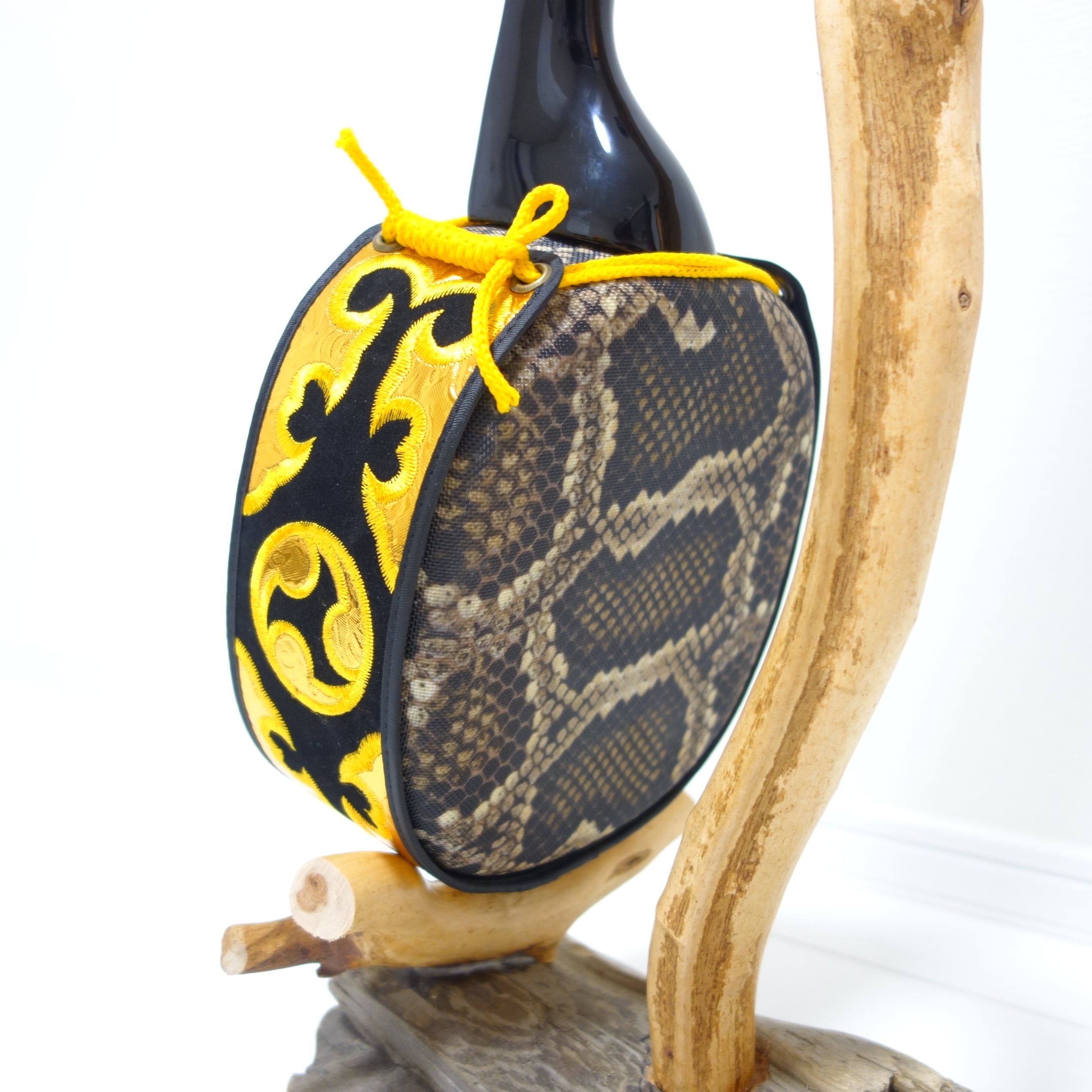 沖縄三線 蛇柄 カラクイ折れ 現状渡し 沖縄三線 蛇柄 カラクイ折れ