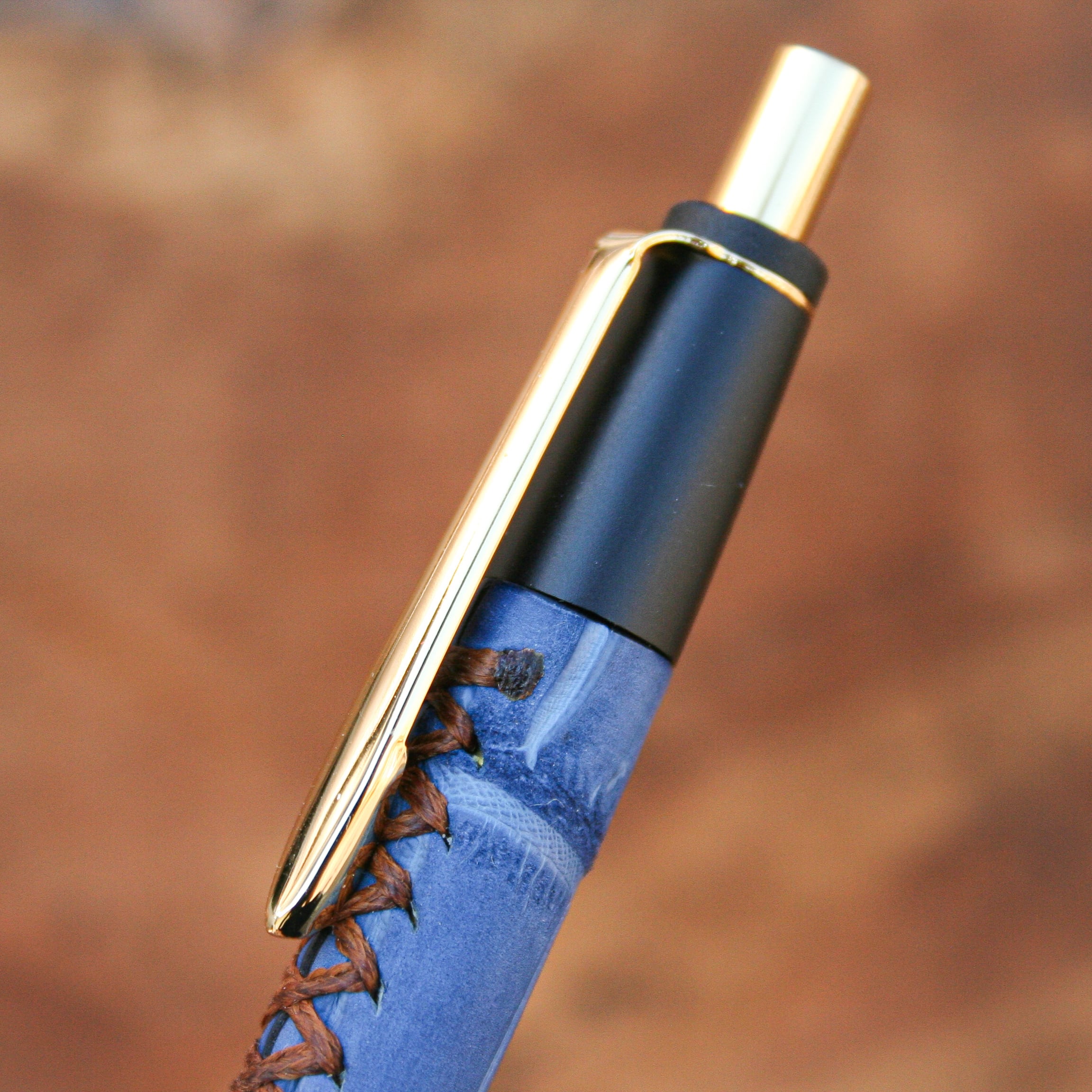 ☆不定期販売☆ 革軸ペン【クロコダイル ヌバック ブルー】 | Schicksal