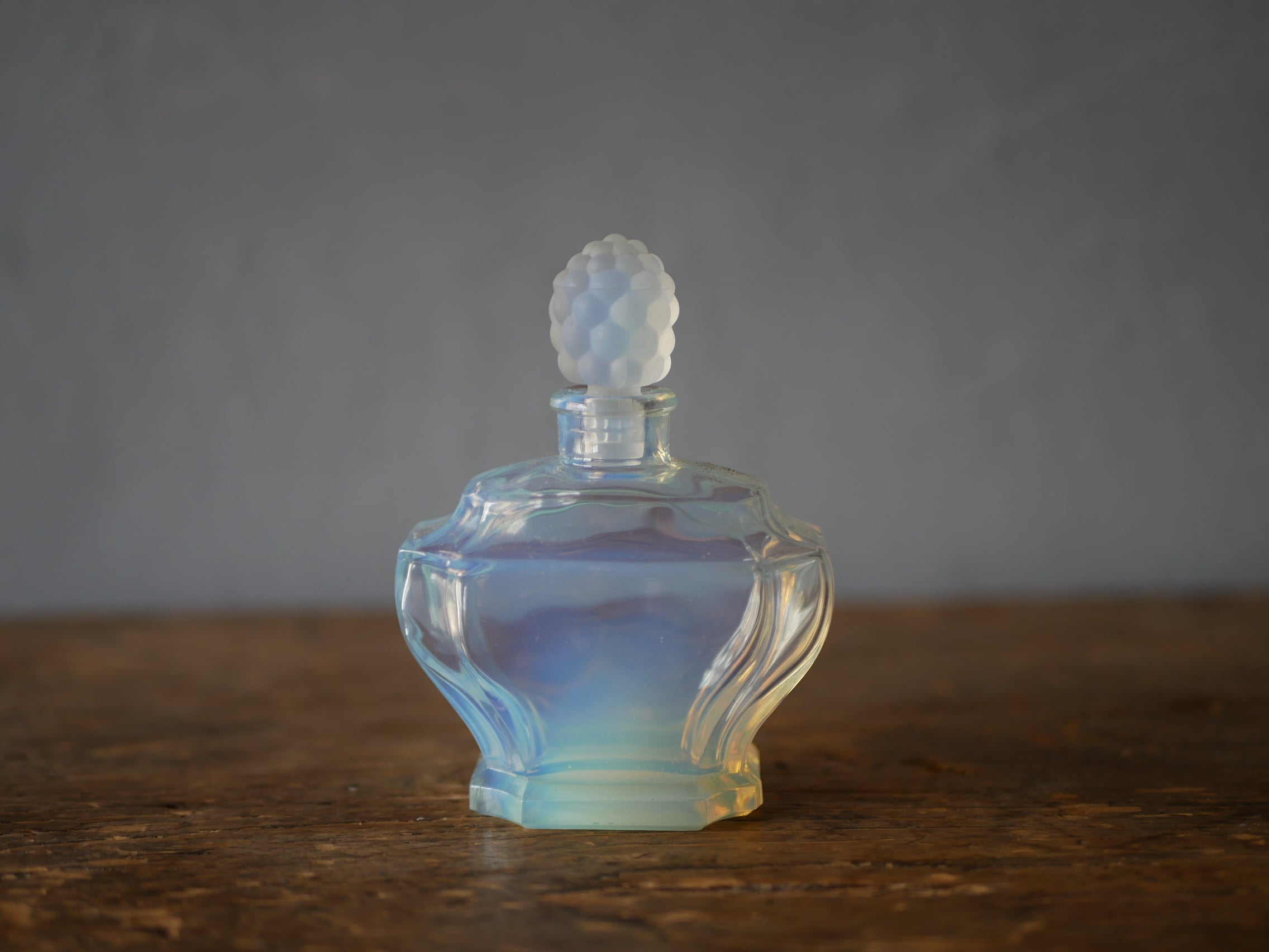 フランスアンティーク オパリンガラスの香水瓶 3本セット ボトル 蓋