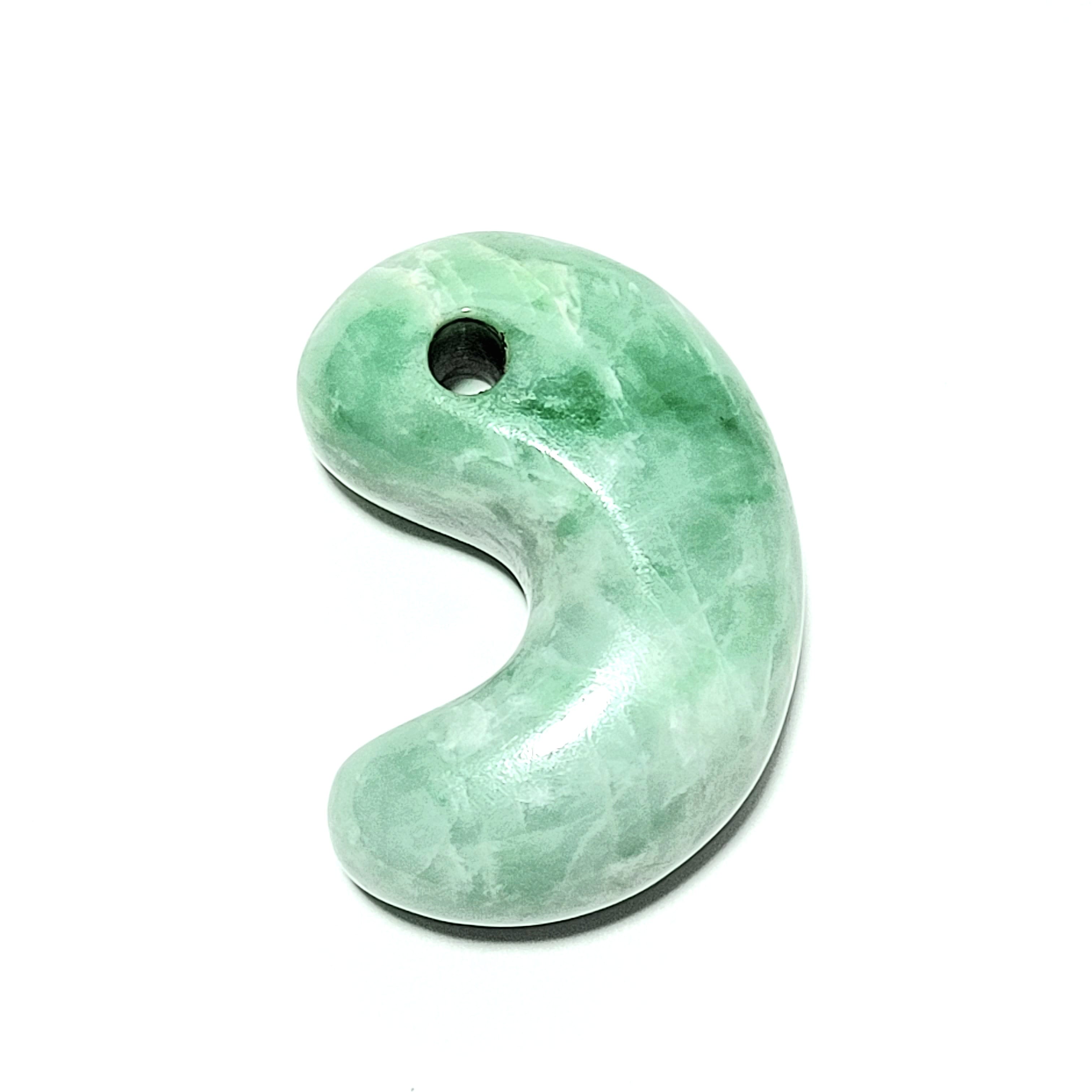 緑色 糸魚川翡翠勾玉 BMT0327 | 糸魚川翡翠工芸家 赤羽可行BASE