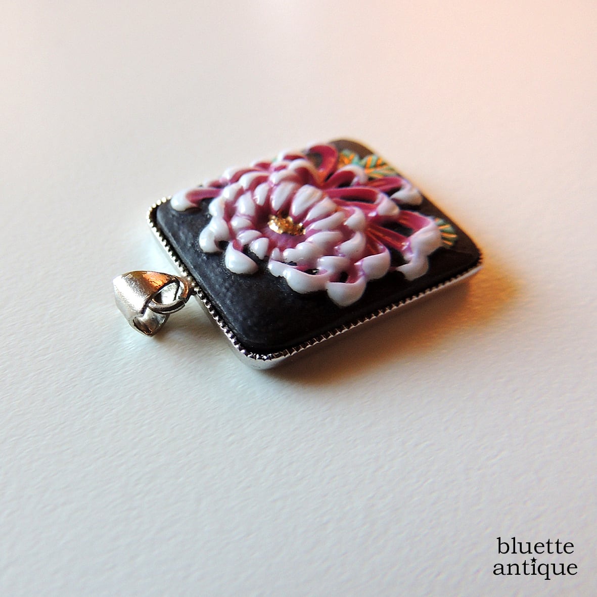 ヴィンテージ トシカネジュエリー 有田焼 大輪古典菊 ペンダントトップ