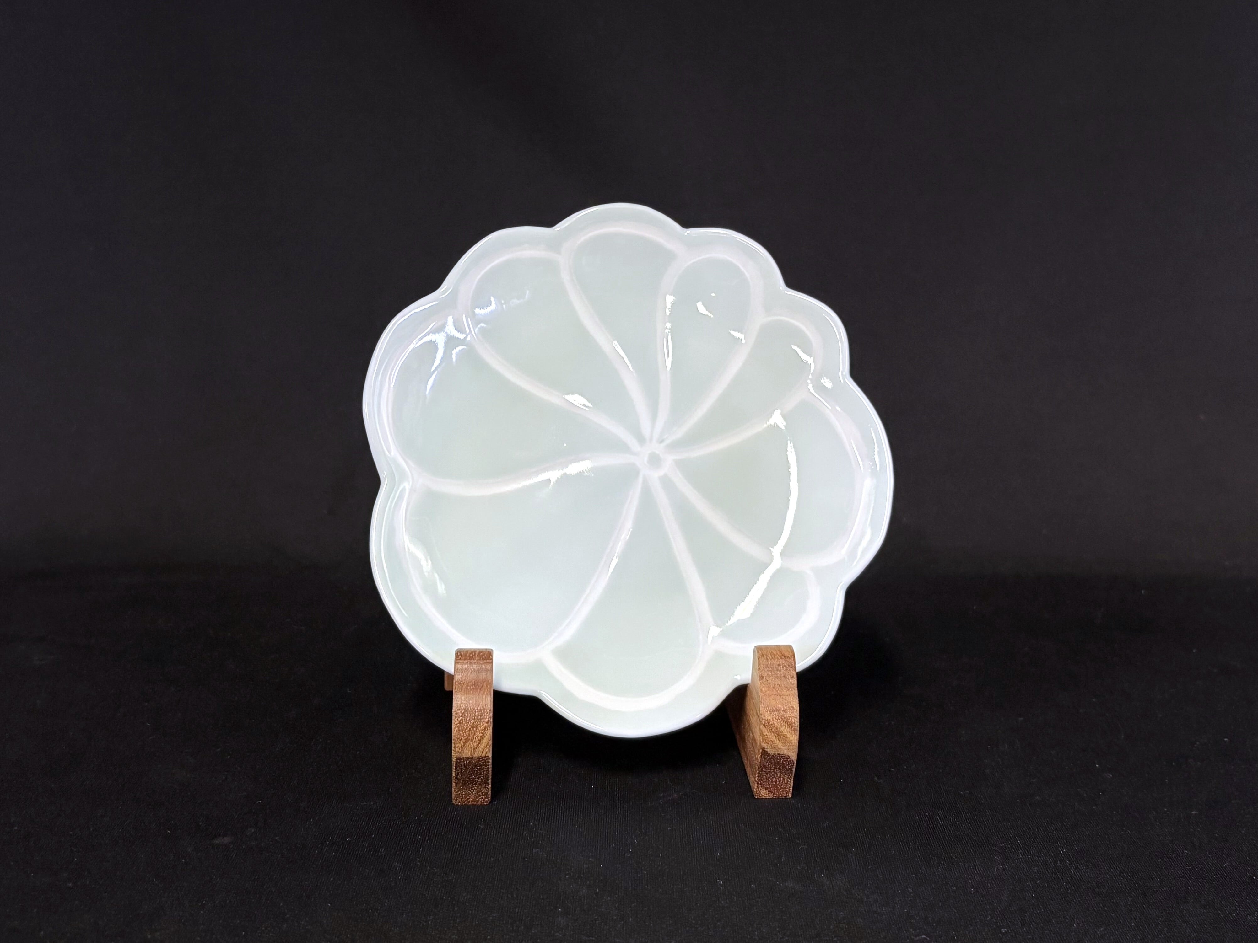 琴》送料無料 井上萬二作 白磁彫文抹茶碗 共箱 WF870