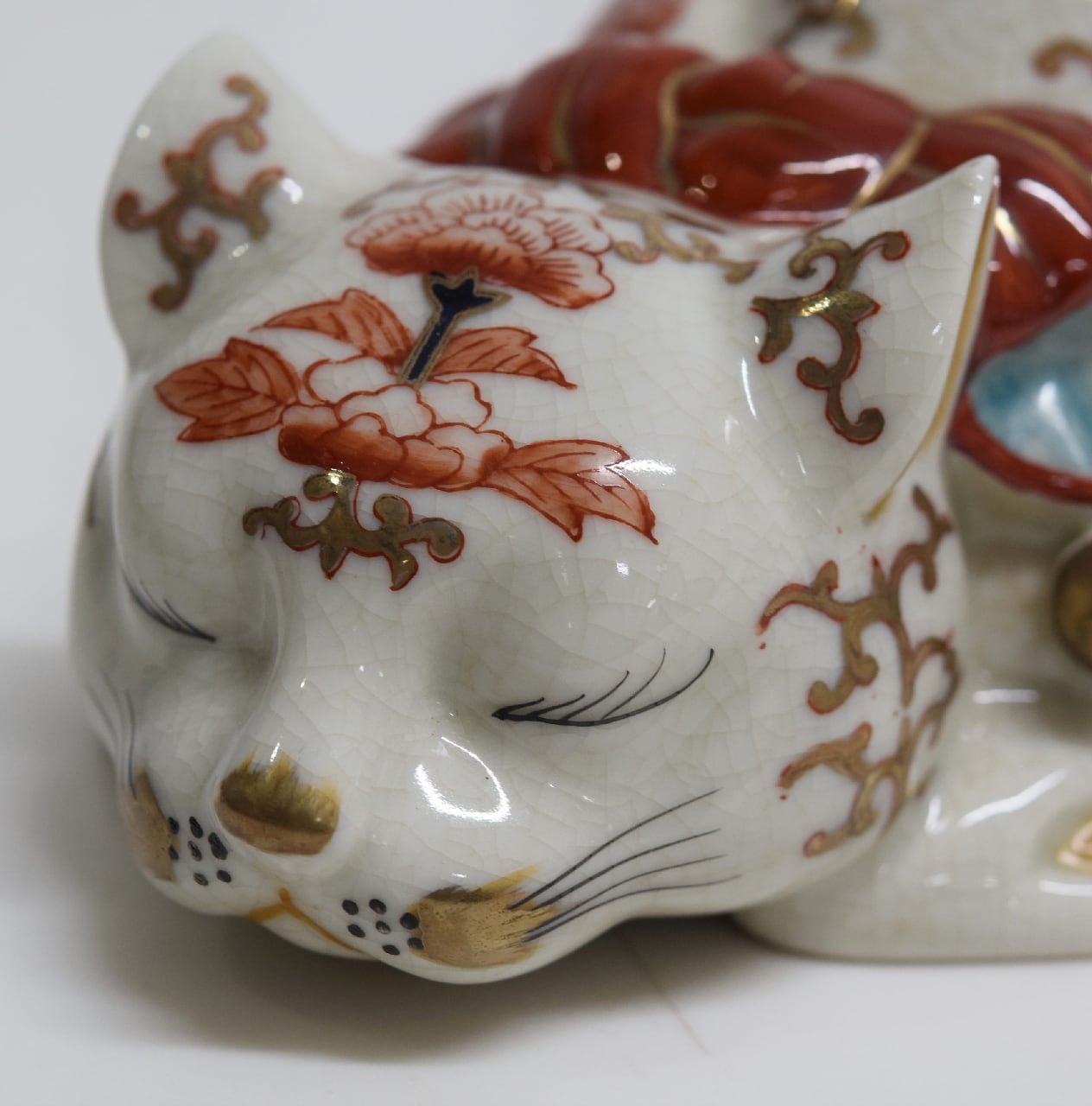 伊万里 眠り猫 金鈴 牡丹花文様 置物 縁起物 ねこ | 一丁目ねこ番地 by
