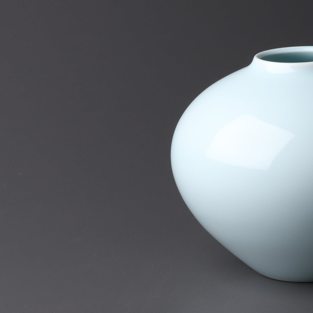 0298 青磁花入れ | 有田焼 白磁・青磁 佳秀窯 西山 正 公式オンライン