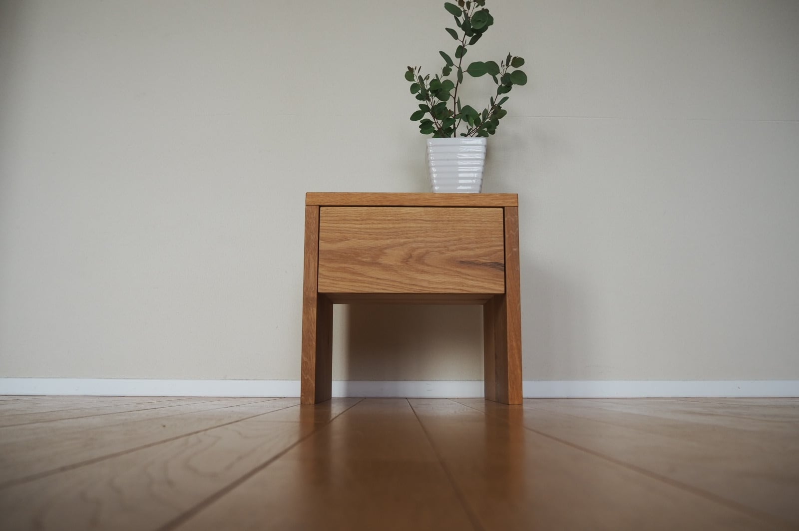 無駄のない造り オークの無垢材サイドテーブル | 鈴木権之助商店