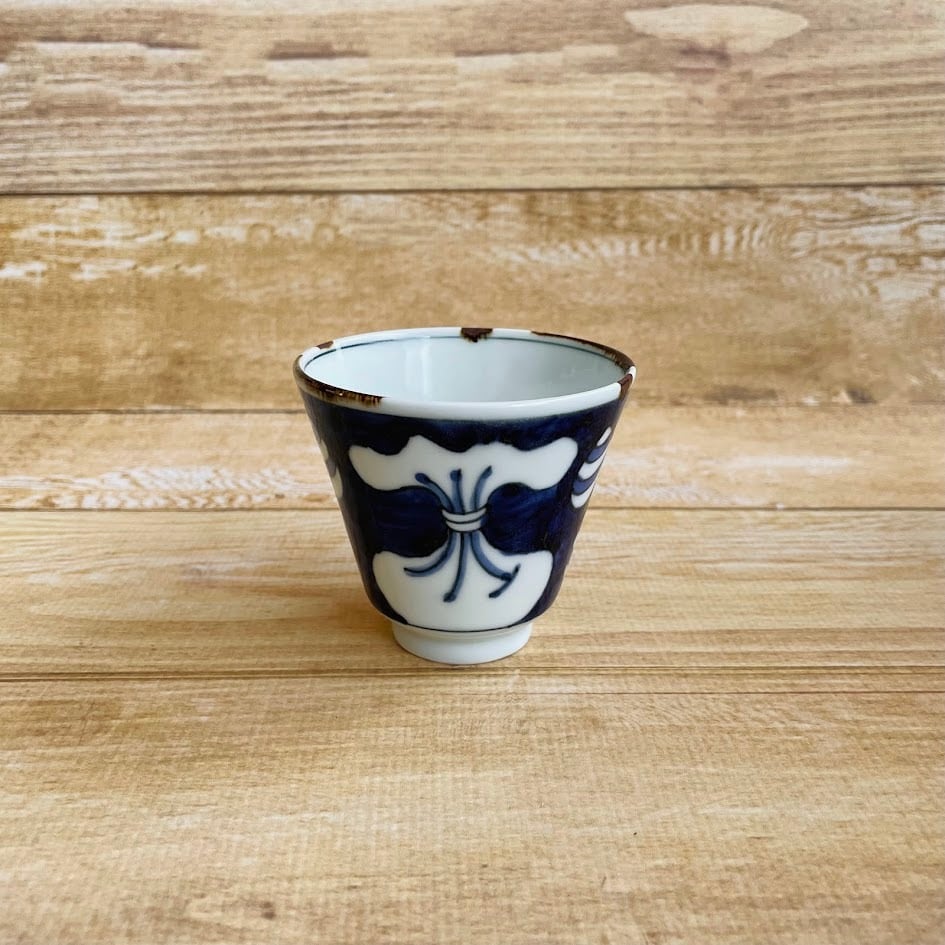 伊万里焼】染付宝尽くし 湯呑【在庫限り】 | 和食器のすべて