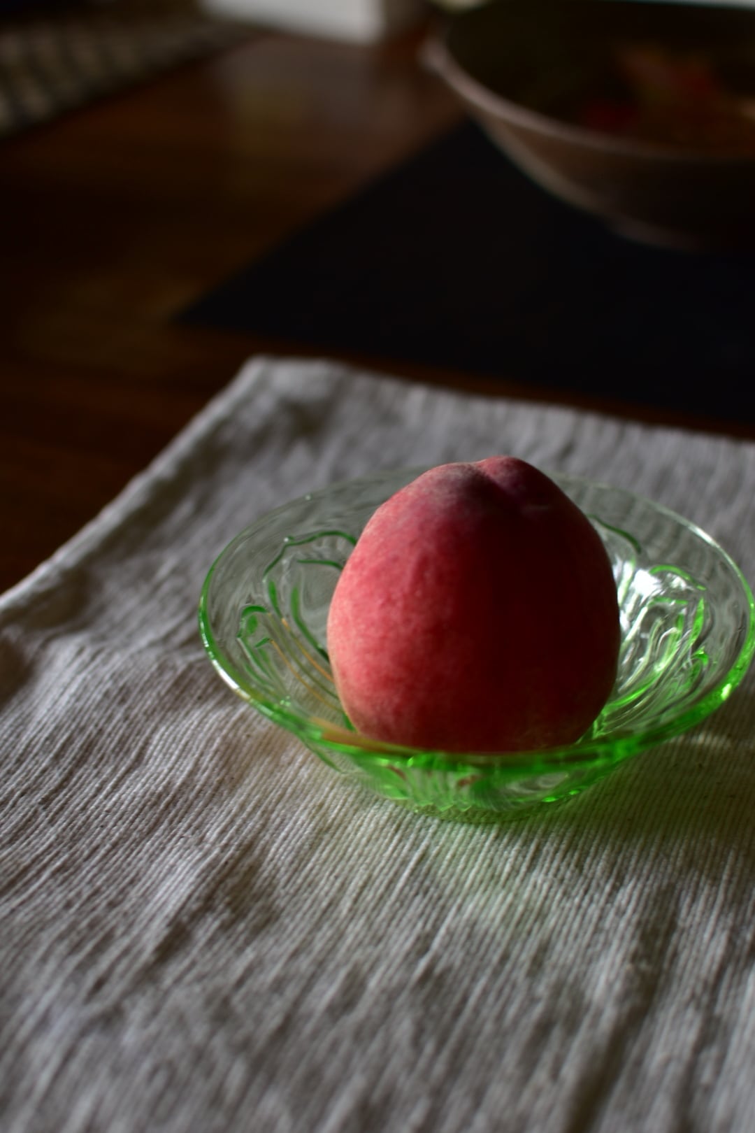 ヴィンテージ】昭和のプレスガラス、ウランガラスの器【気泡、キズあり