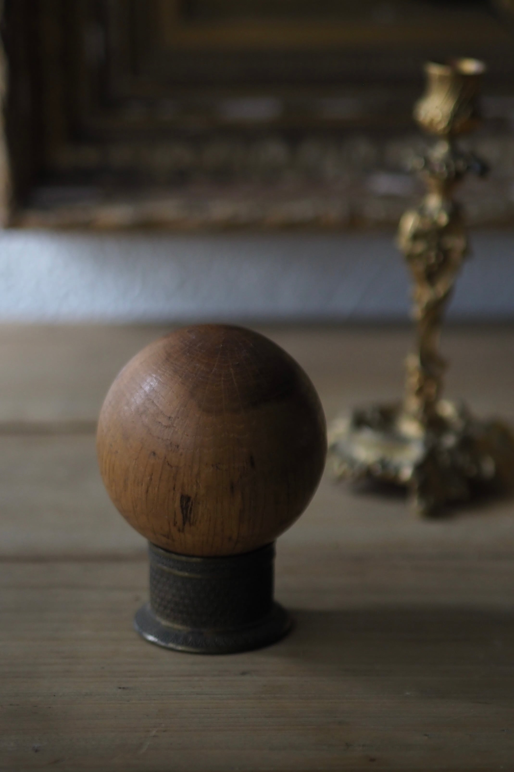 イタリア 木製ボールと真鍮台-antique ball on brass base objet