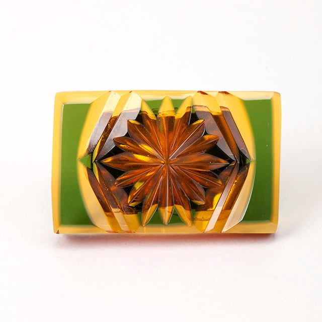 江戸切子 アンバークリスタルガラス帯留 (琥珀色緑)菊模様 | 江戸切子