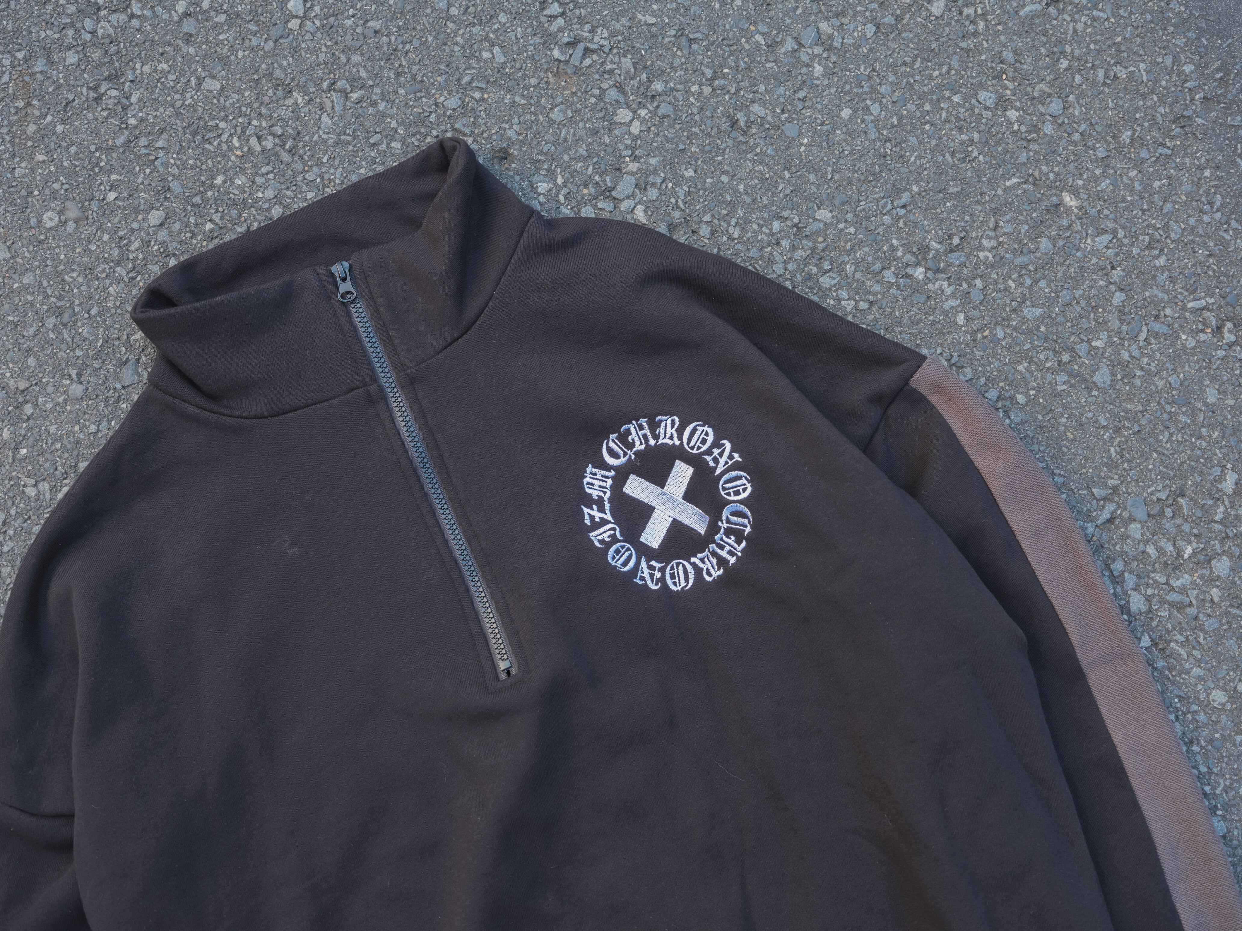 CHRONOIZM クロノイズム ハーフジップ スウェット　【ブラック】 HALF ZIP SWEAT<BLACK> | CHRONOIZM