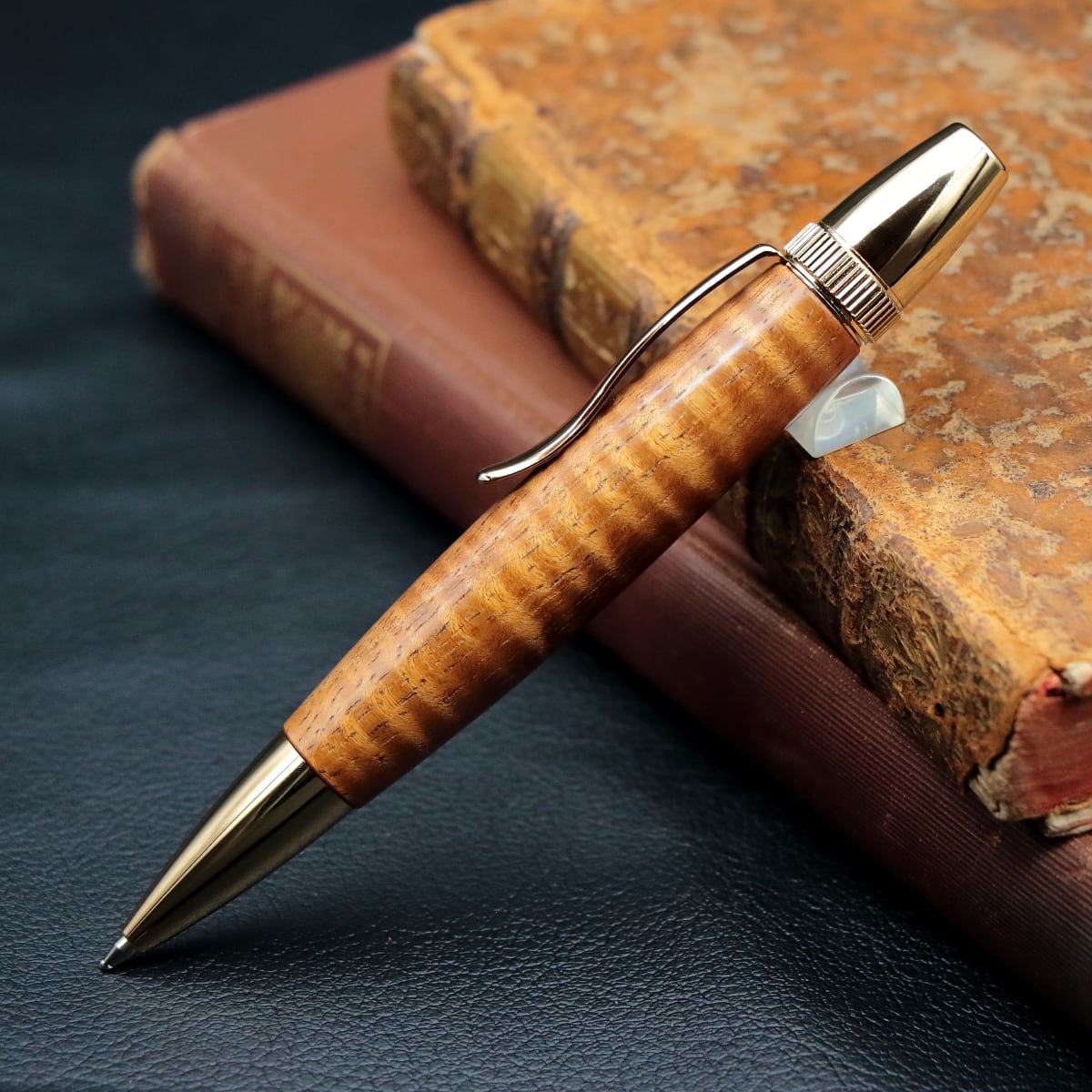 神が宿る木 ハワイアンコアカーリー 縮杢特上 ゴールド金具・Chouette