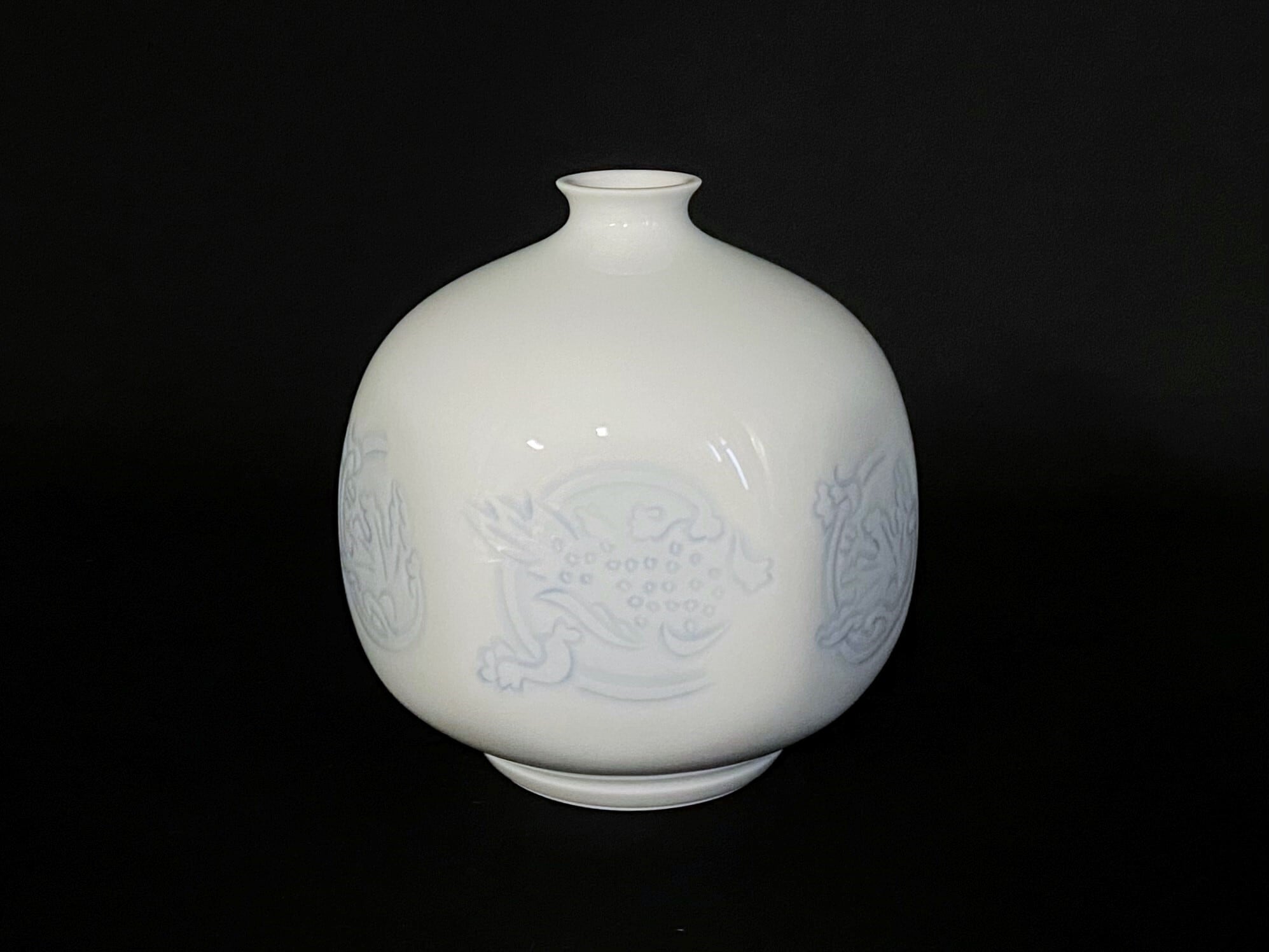 井上萬二作】白磁染彫文面取壷 | 井上萬二窯 INOUE MANJI KILN