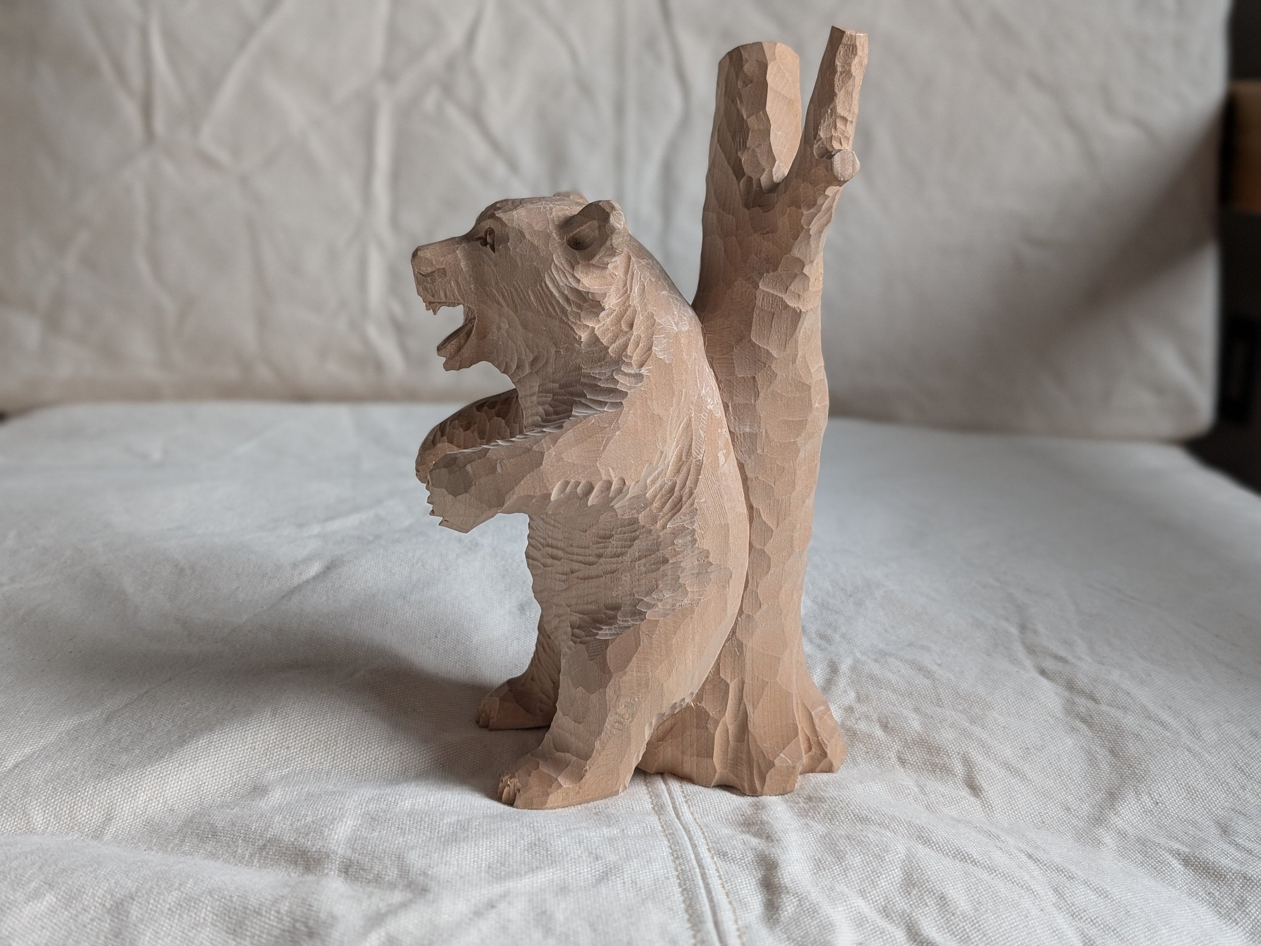 上西捷敏 背をこする熊 #1 | 木彫りの熊 | inoya | Basic Life Store