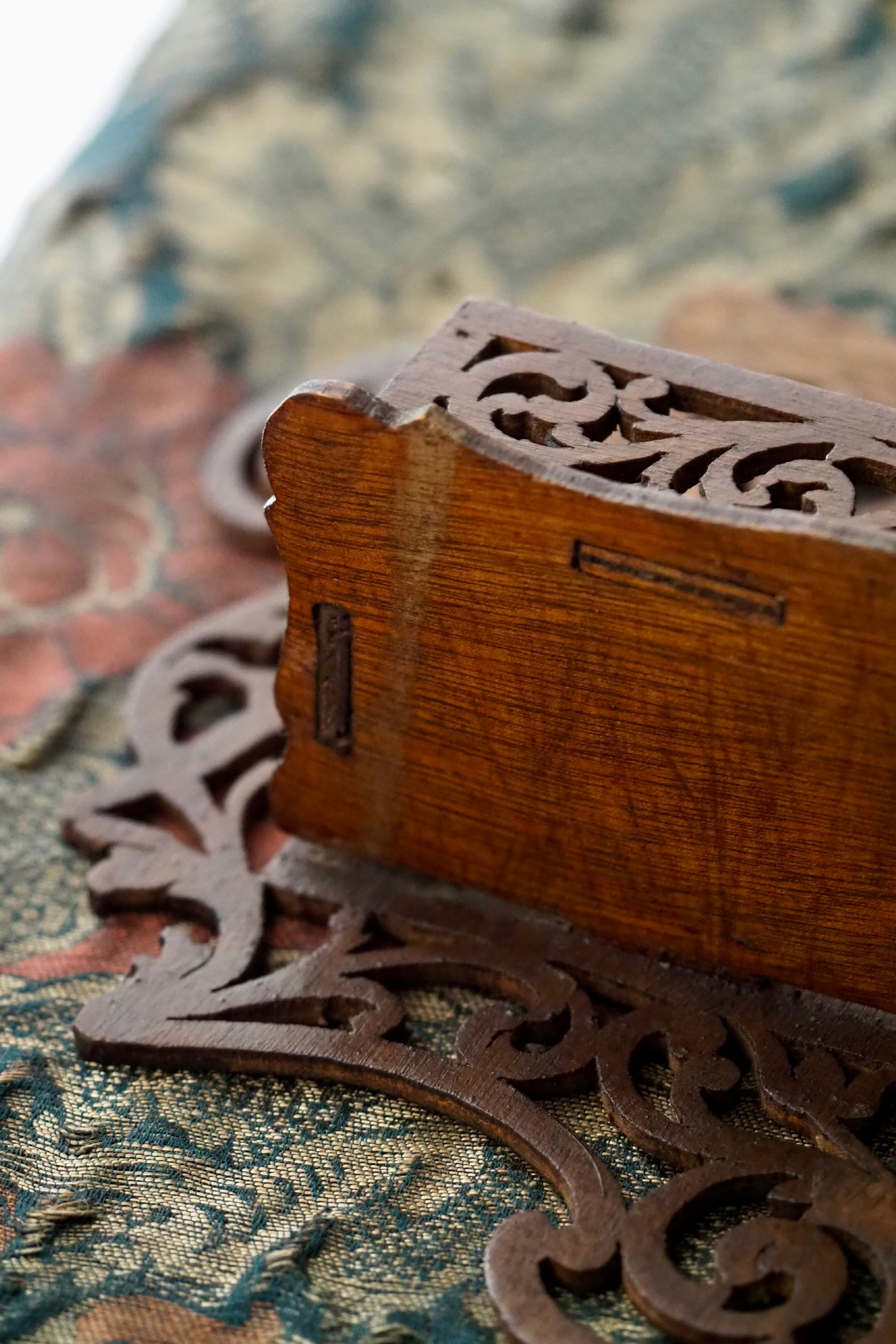 お花の透かし彫りがあるレトロな引き出し付きの木製本棚【値下げしました】