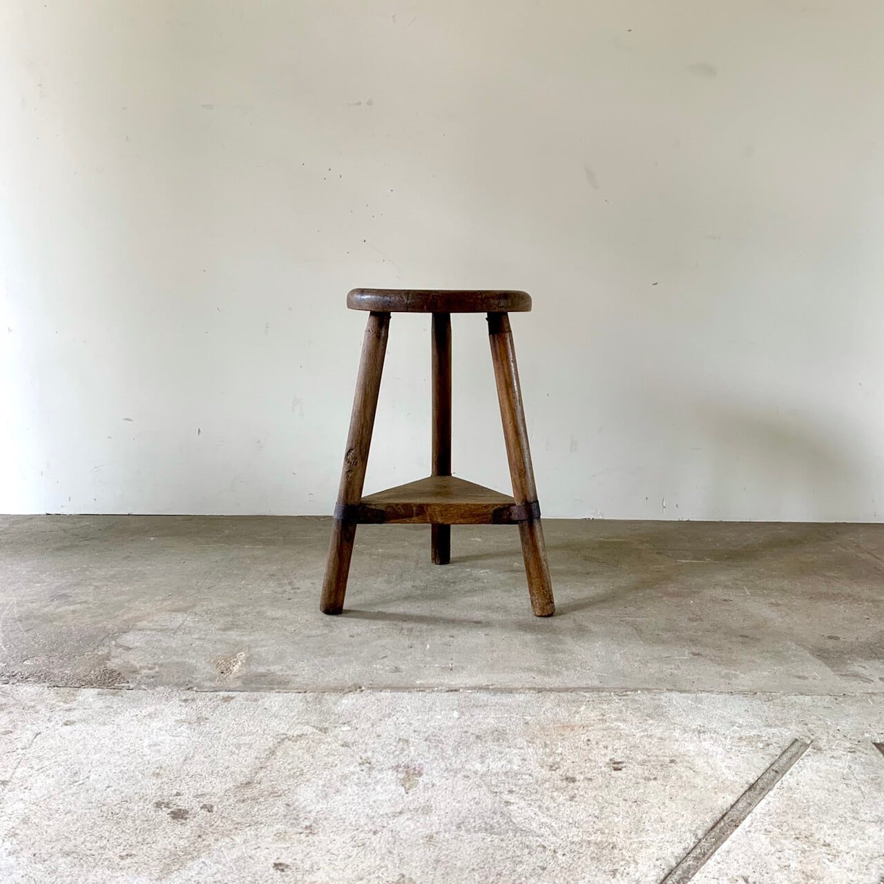 557 丸椅子 三本脚のスツール 古家具 | ju-gu