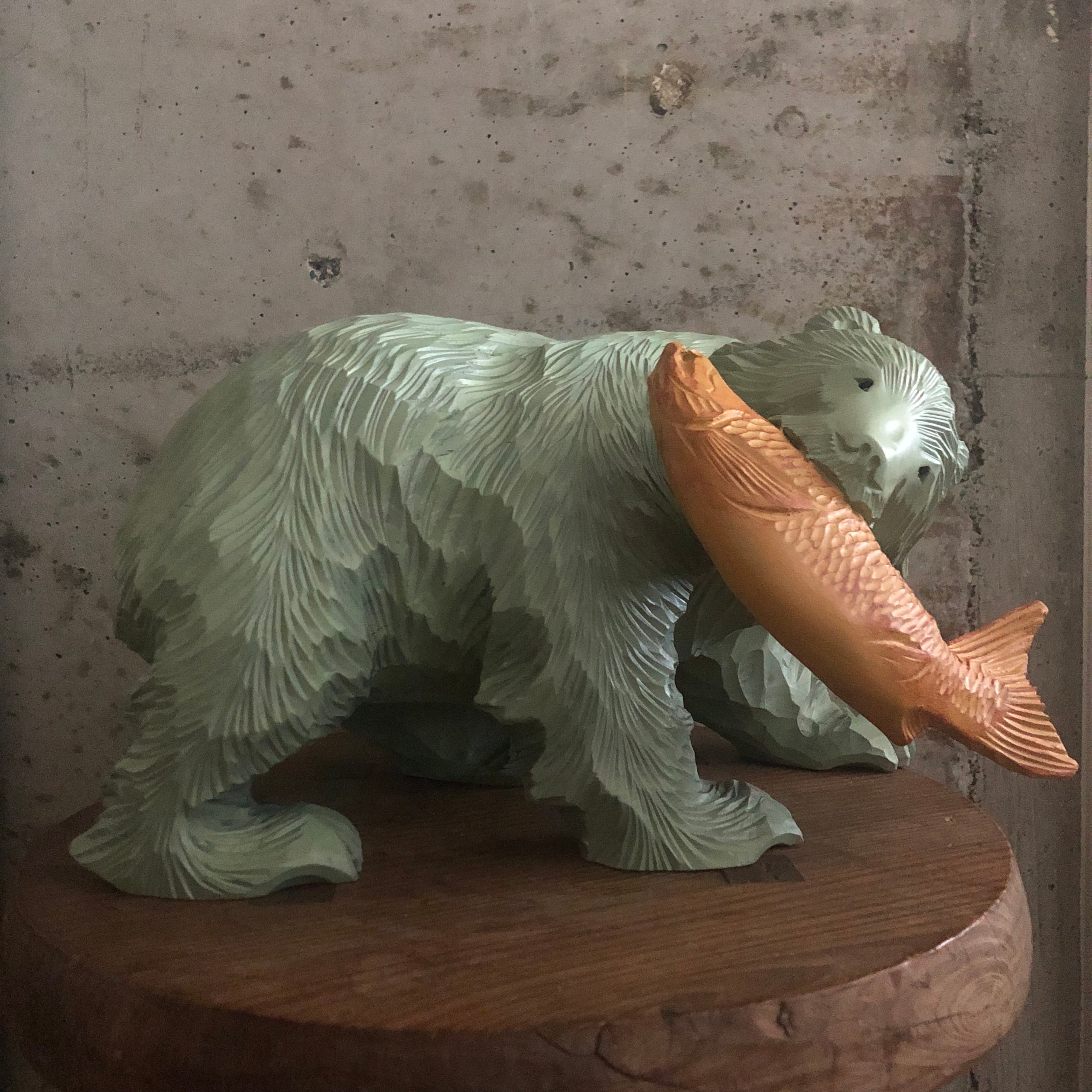木製クマ彫刻 魚を持つ（昭和の品物）