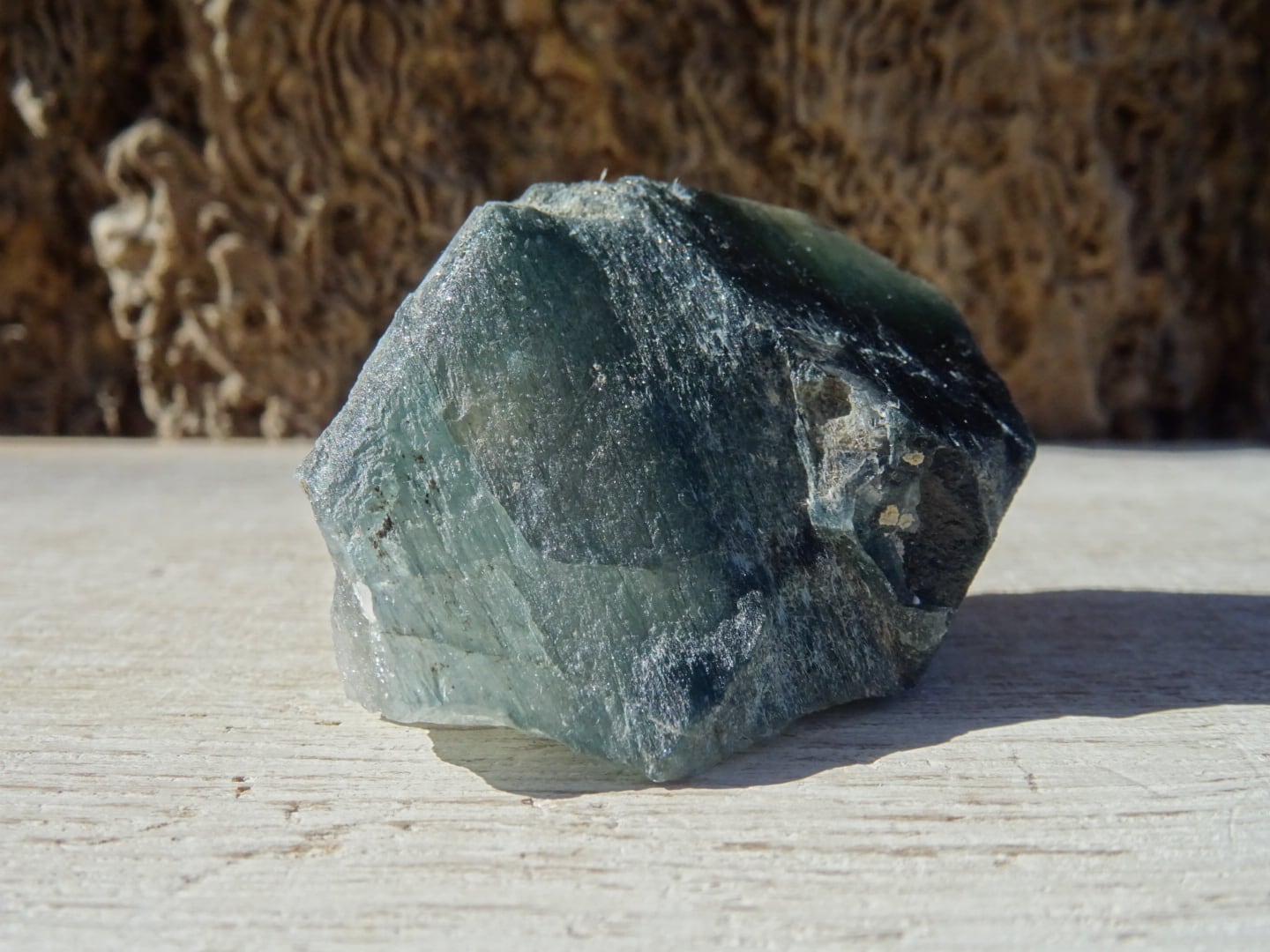 シン・ザギマウンテンクォーツ56/広い平面/太い黒針入り/グレー シン