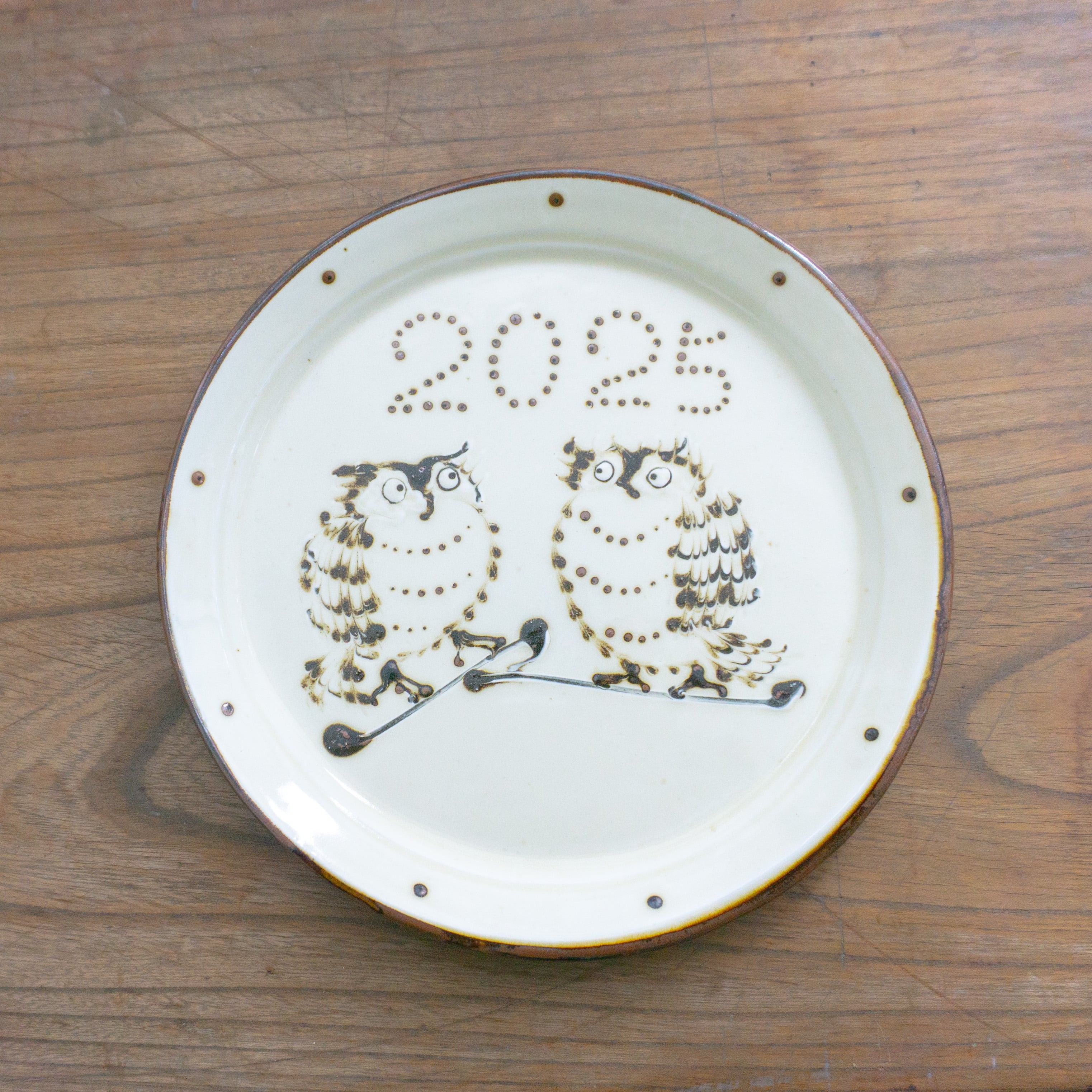 小島鉄平 8寸皿 2025フクロウ | くらしのギャラリー杜の街グレース店