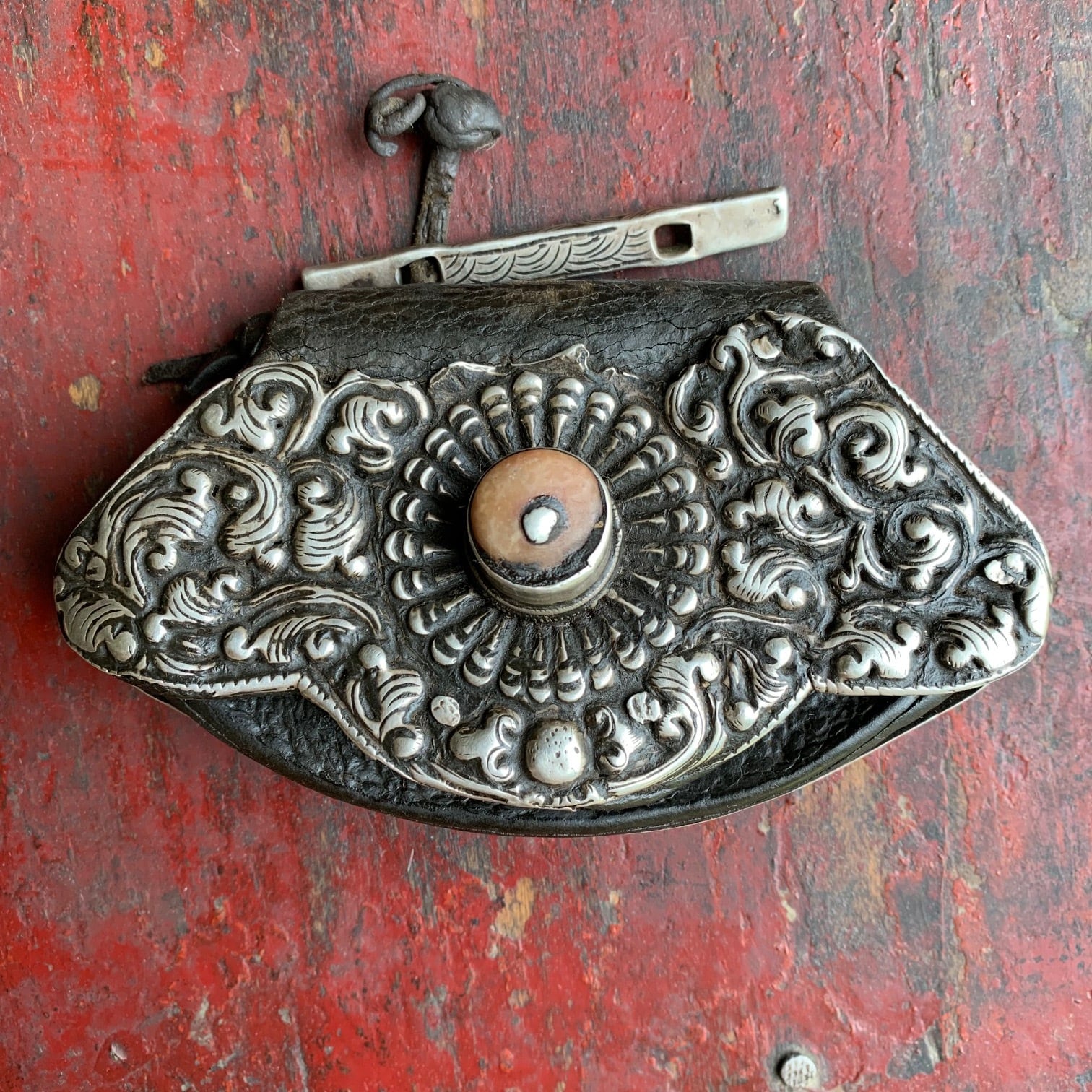 オールドチベット 革製ポーチ財布 古い天然珊瑚象嵌 銀製浮彫り唐草紋