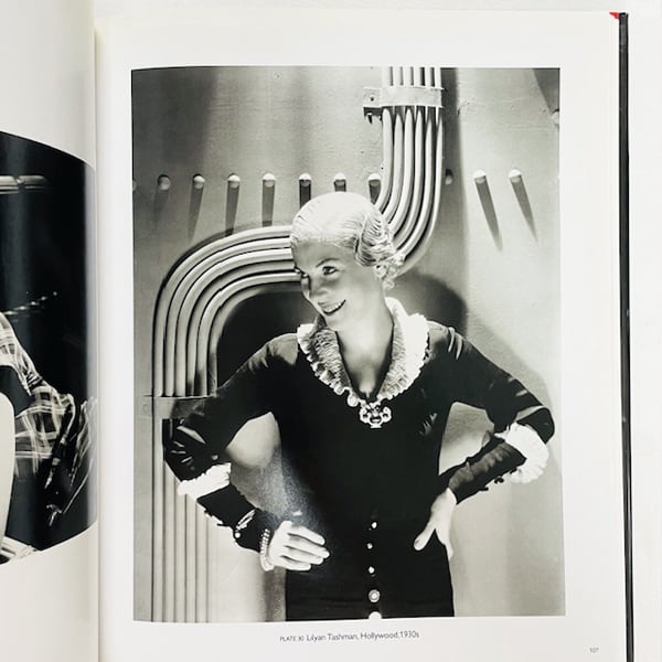 セシルビートン 顔写真入り絵画使用広告1946年