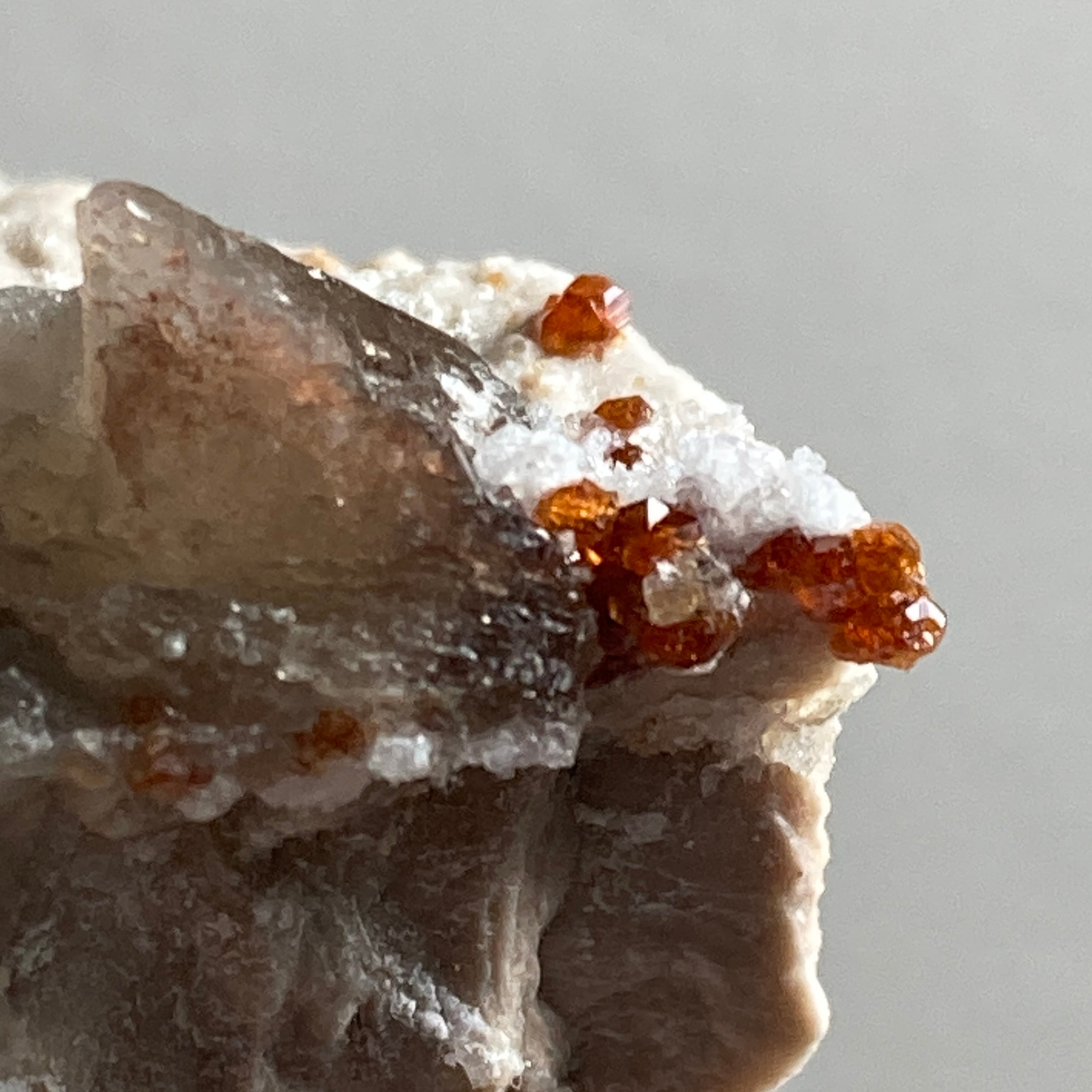 ヘソナイトガーネット 原石 母岩に蛍光鉱物付き スモーキークォーツ