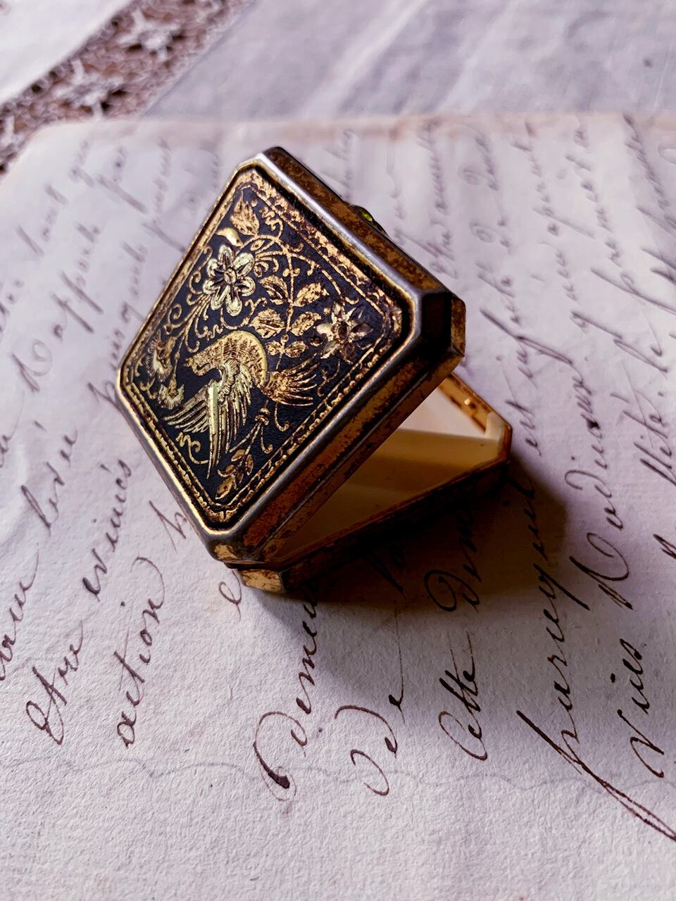 トゥカンのアンティーク置物・ピルケース - メルカリ トゥカンの