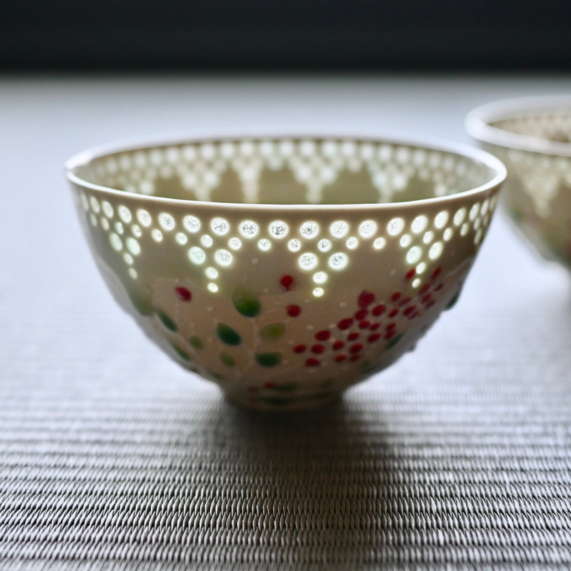 24.水辺のナンテン蛍手茶碗 (B) | 陶工房 みかガマ ＊ のぐちみか