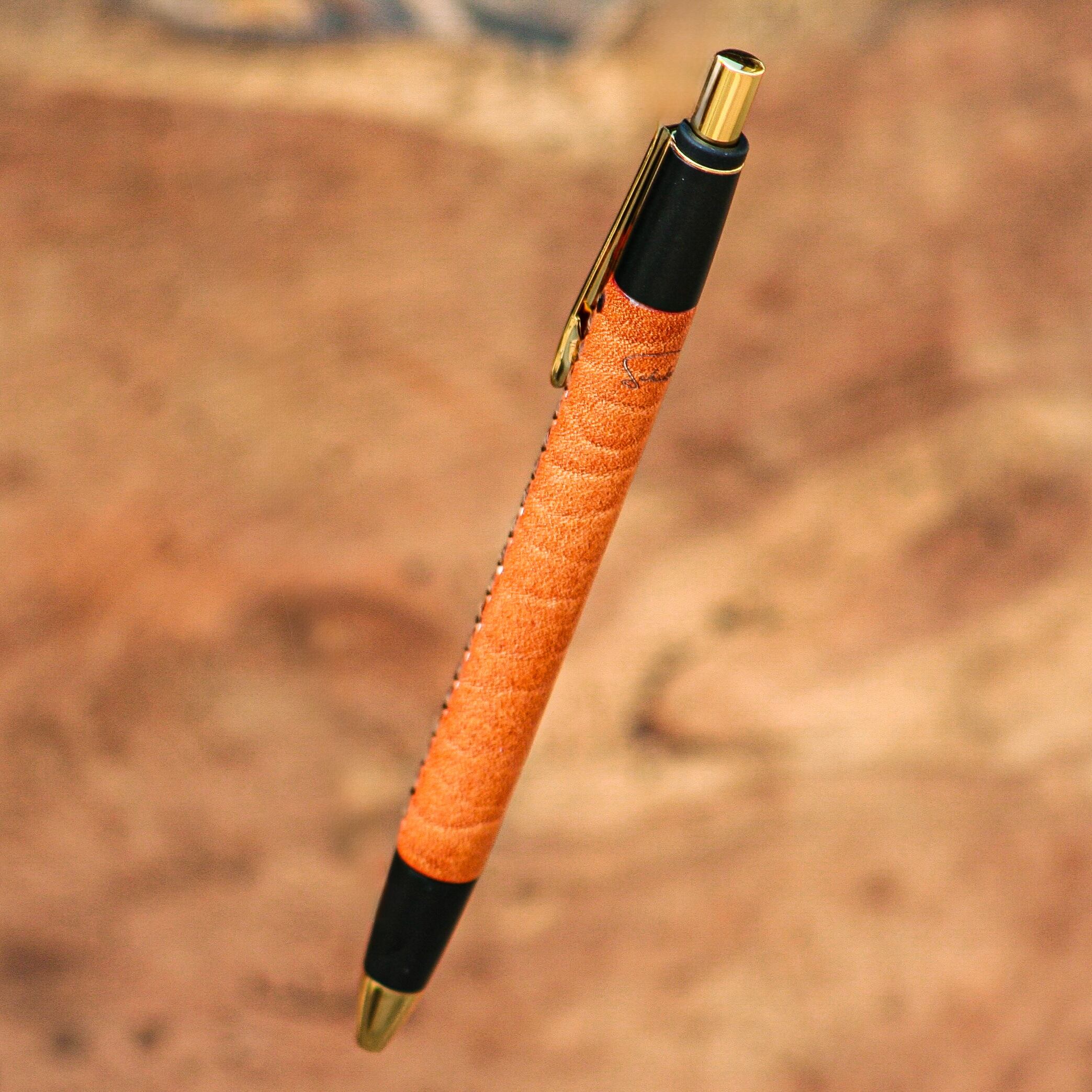 ☆不定期販売☆ 革軸ペン 【特上ヌメ革節目模様 オレンジ】 | Schicksal