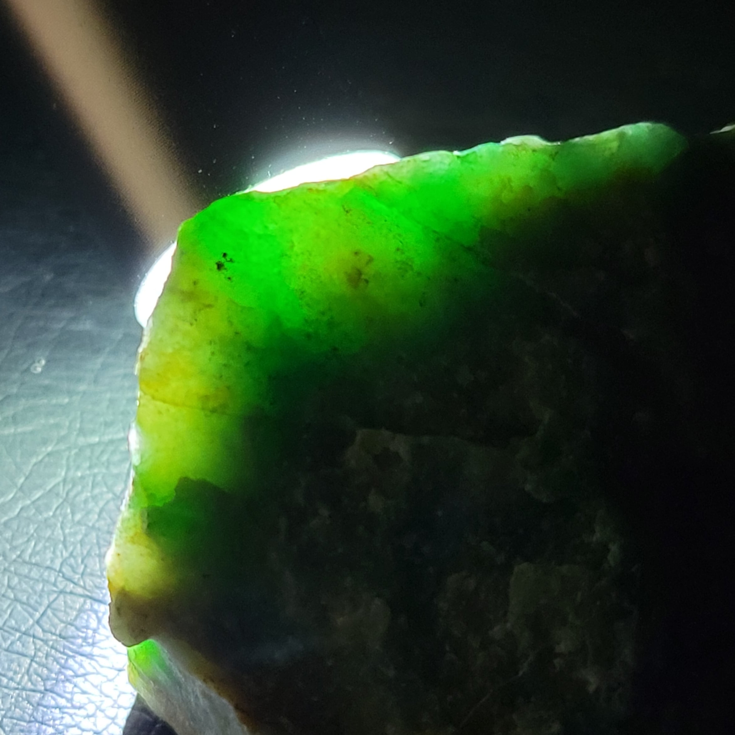 ☆翡翠原石☆糸魚川硬玉【小滝・エメラルドカラー翡翠・切り出し