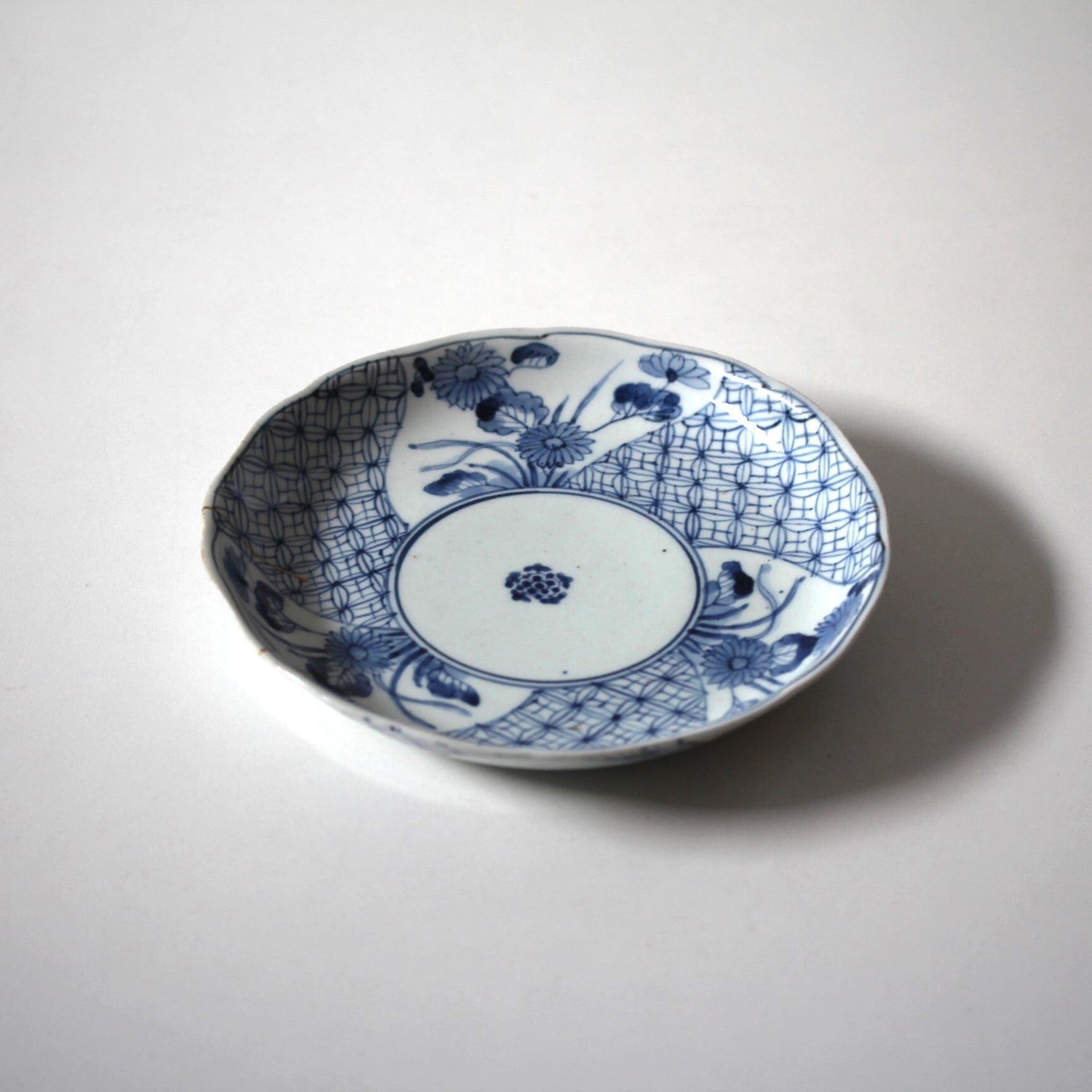 伊万里 古伊万里 白磁 菊花形 変形 豆皿 しのぎ 1680-1700年頃 【公式