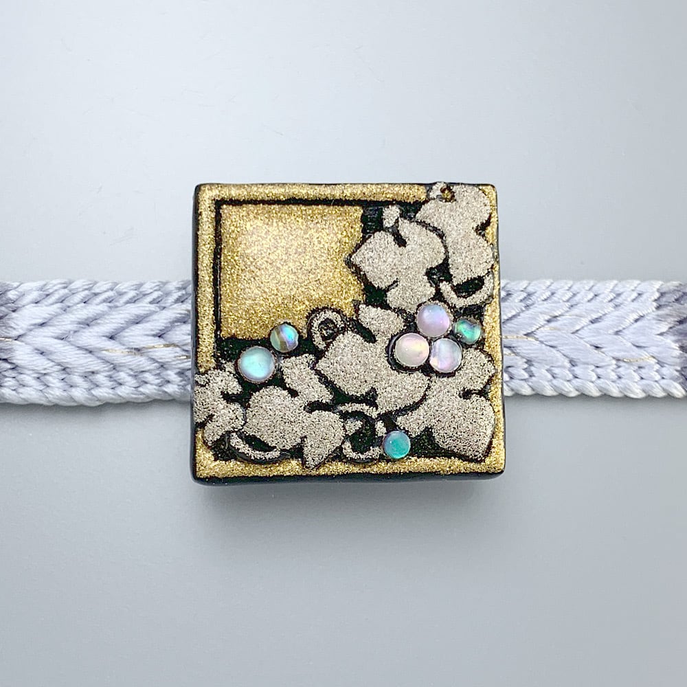 予約商品》帯留め 葡萄紋 25mm角 彫刻 螺鈿 銀蒔絵 純金蒔絵 漆帯留