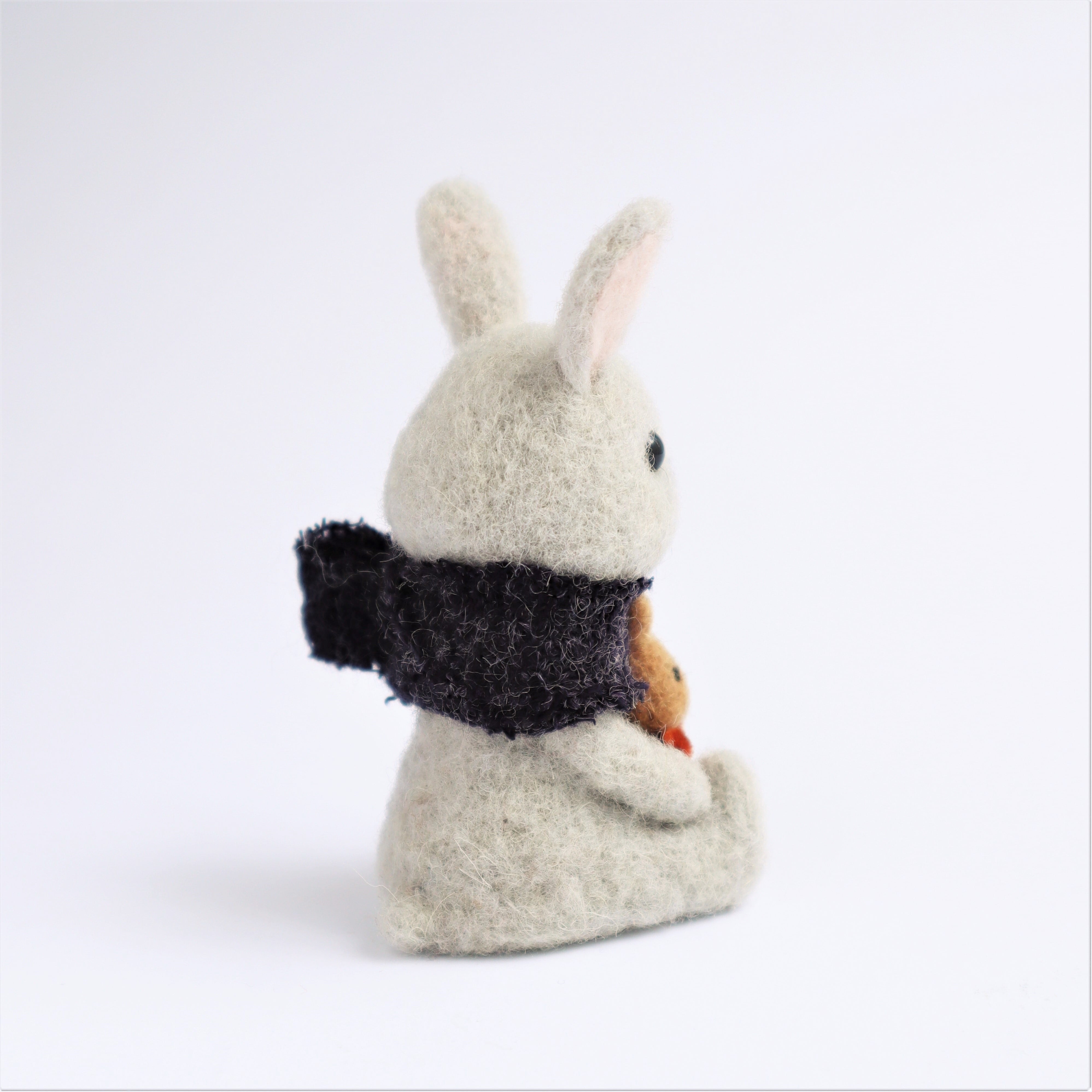 羊毛フェルト人形 ウサギ灰（座り・小さな友達と） | 羊毛ウサギ専門店