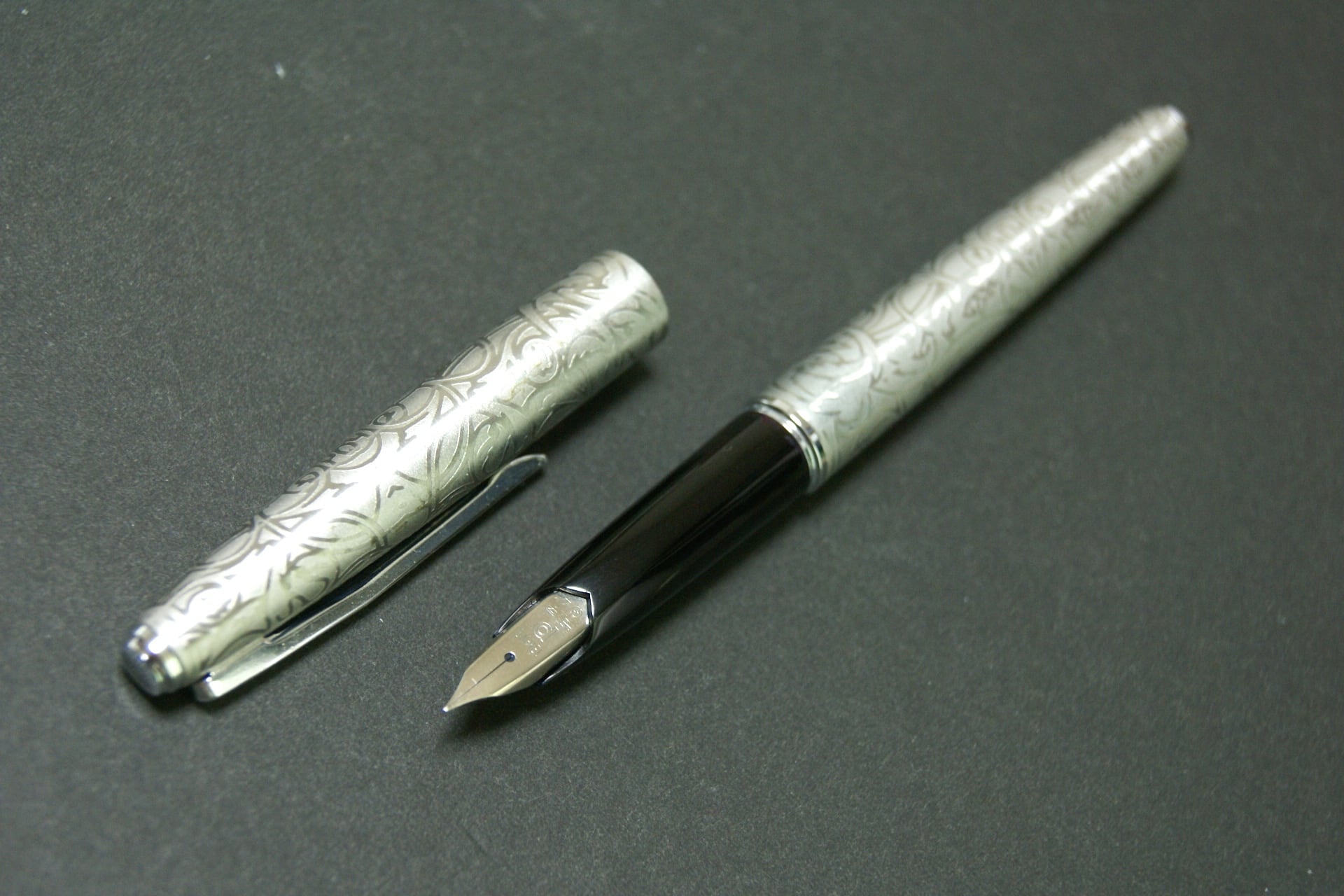 80s プラチナ万年筆 唐草 PLATINUM （細字） 18K-WG 00990 | 川口明弘