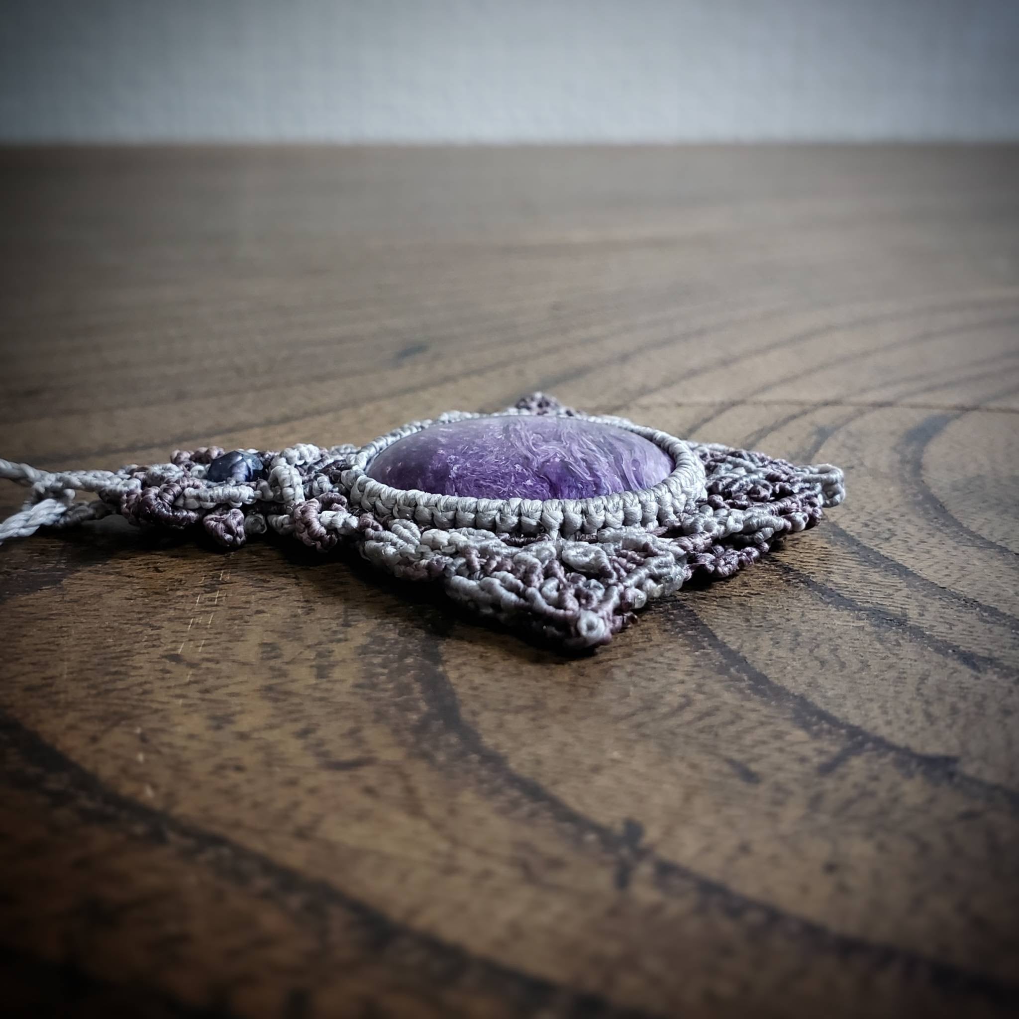 チャロアイトとアイオライトサンストーン の2wayマクラメ編みネックレス