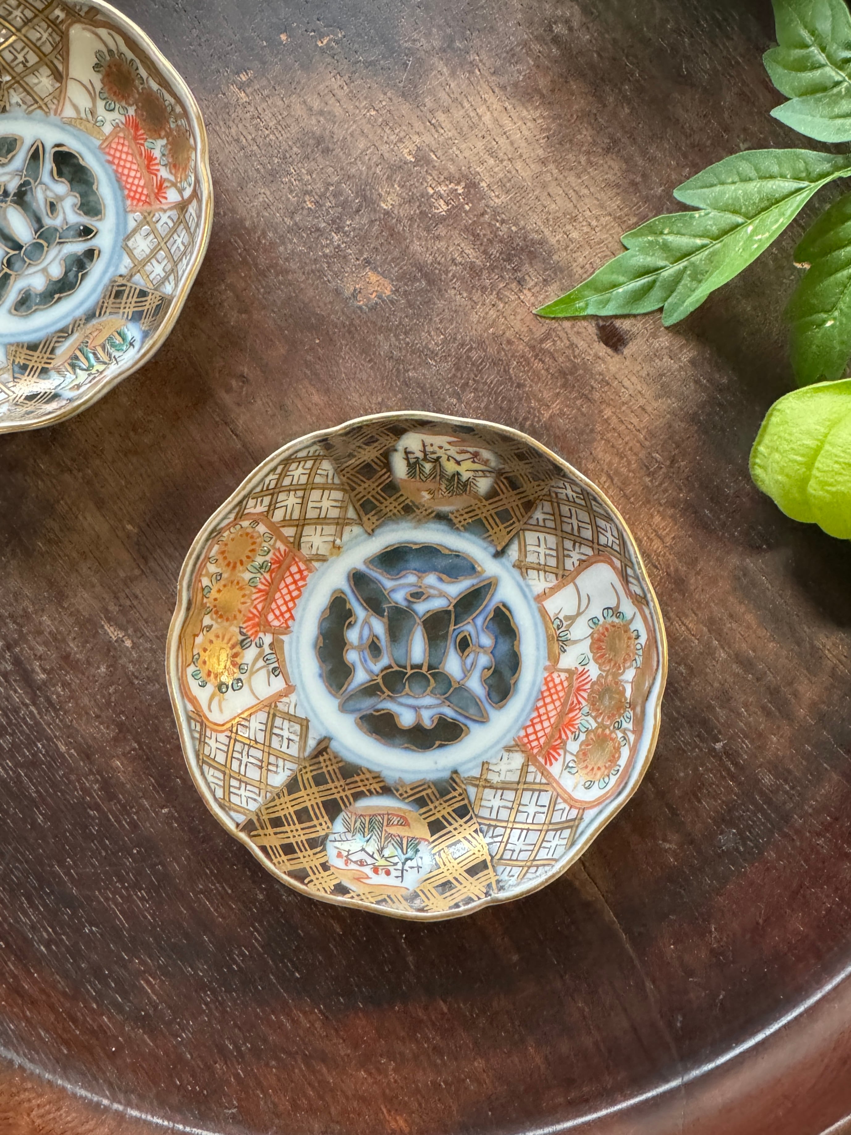 明治期 伊万里染錦豆皿二枚 骨董皿 和皿 草花文 金彩色絵小皿 | Leaf