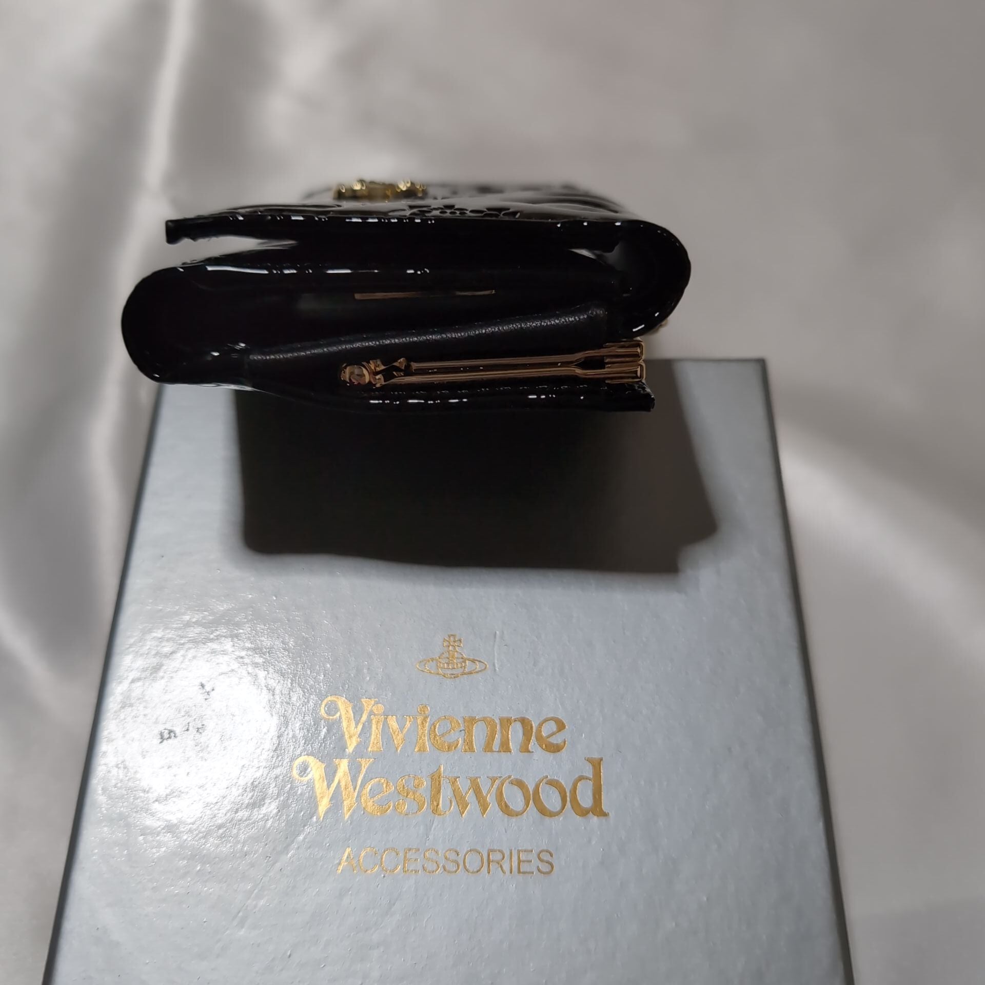 ヴィヴィアンウエストウッド エナメル がま口三つ折り財布 ブラック