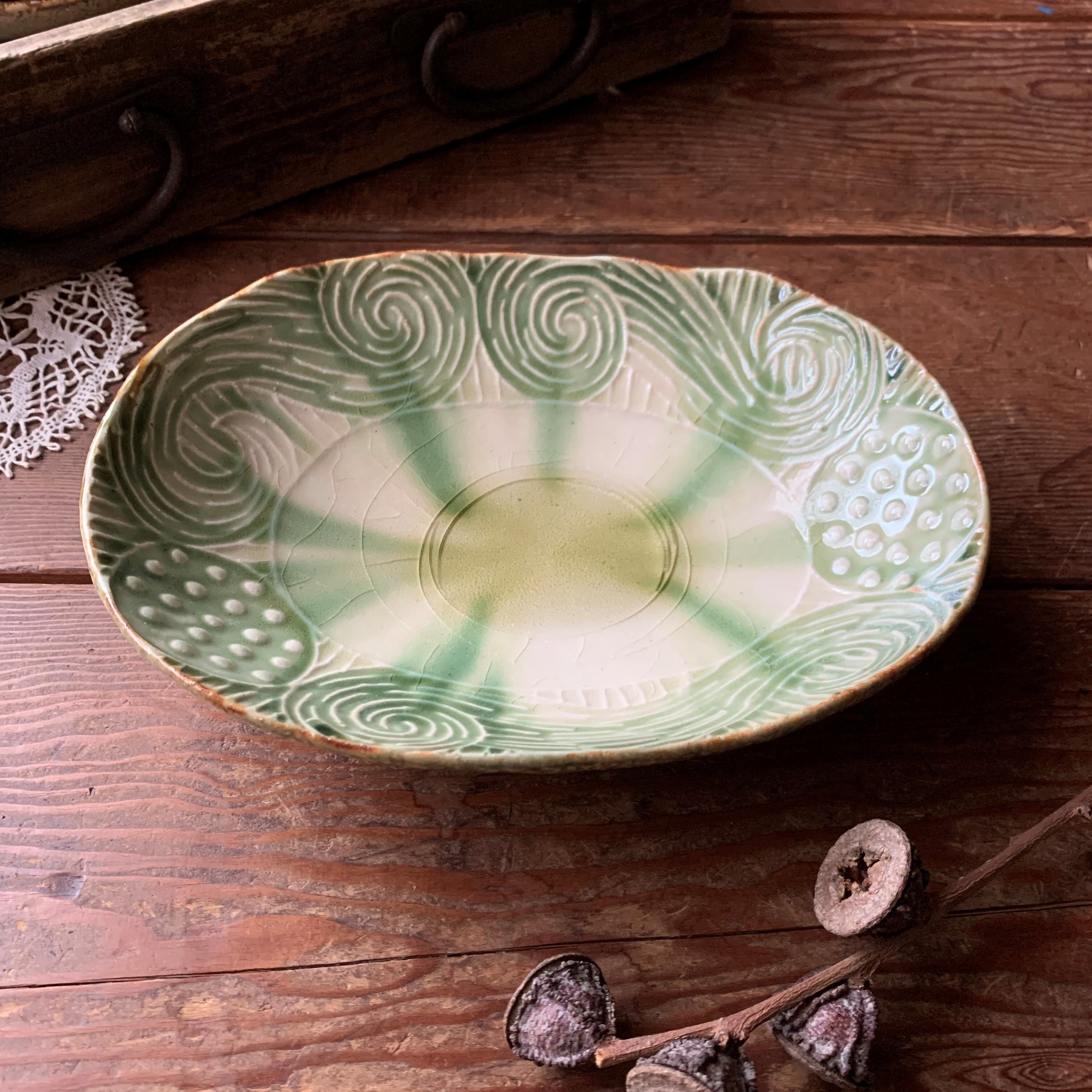 緑色陶器 透かし彫り 花と竹のデザイン （高さ30 cm） 緑色陶器 透かし