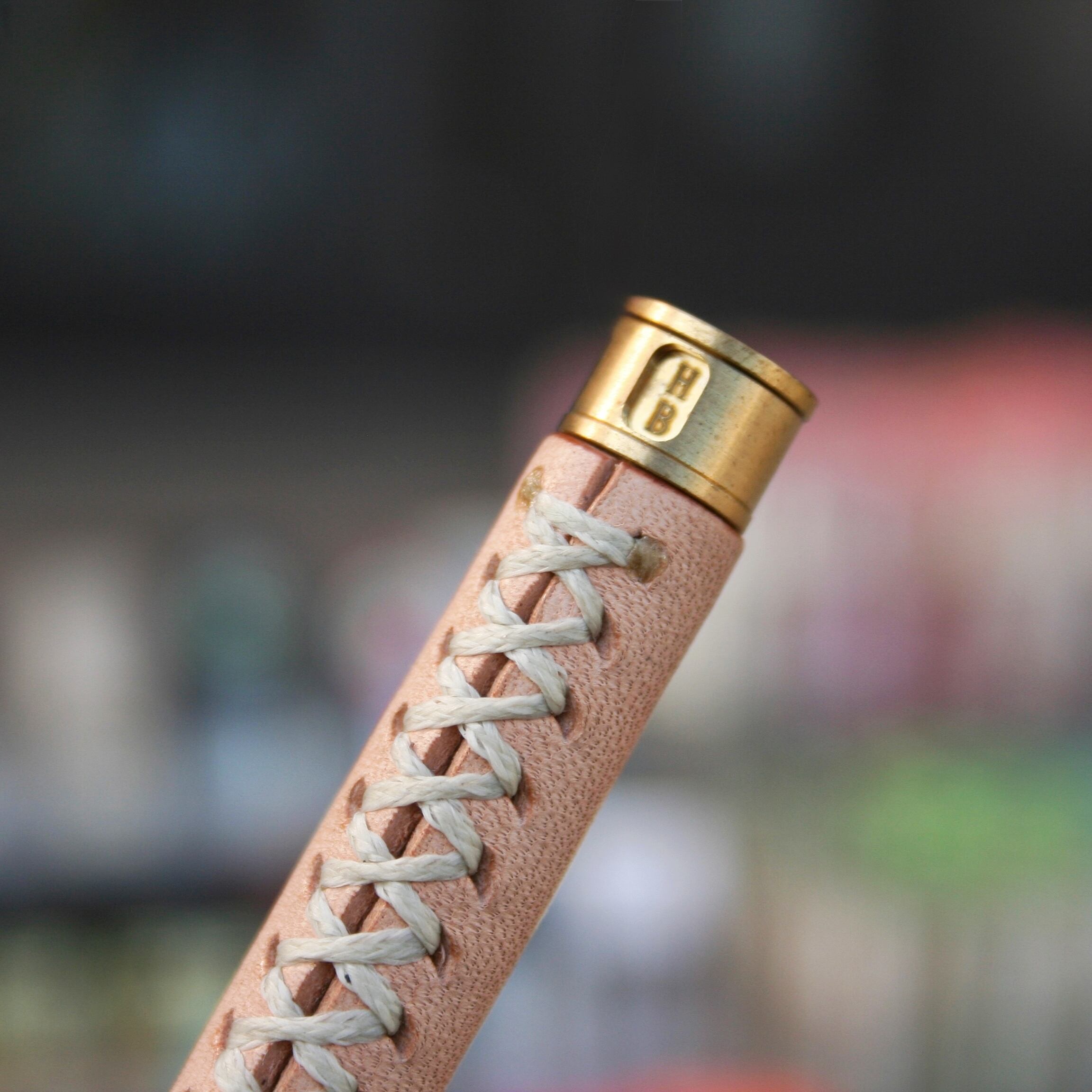 業界初！ 硬度表示窓付き革軸芯ケース 【ヌメ革 ナチュラル】 | Schicksal