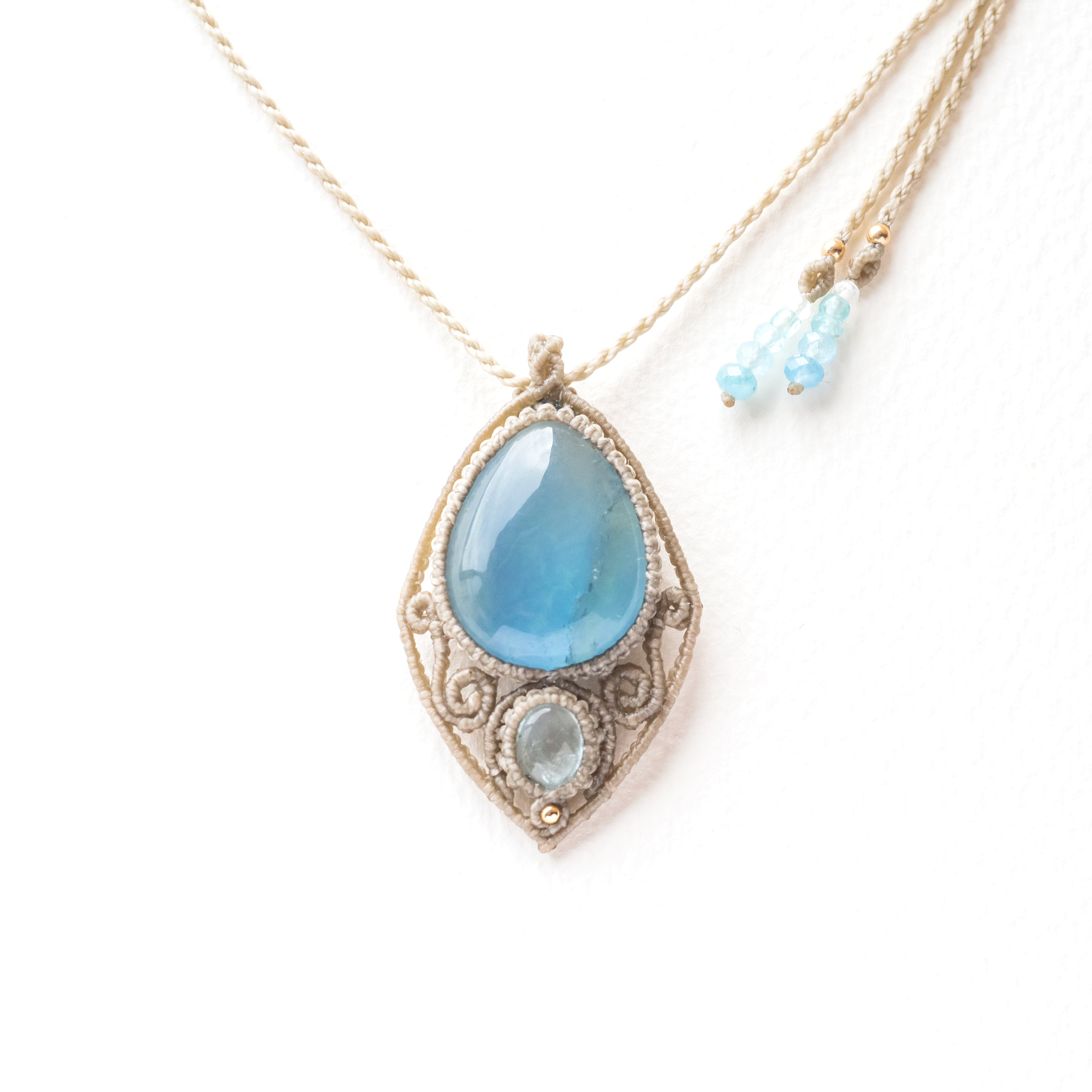 フローライト+アクアマリンのマクラメ編み 天然石ネックレス | SHANTi WALA