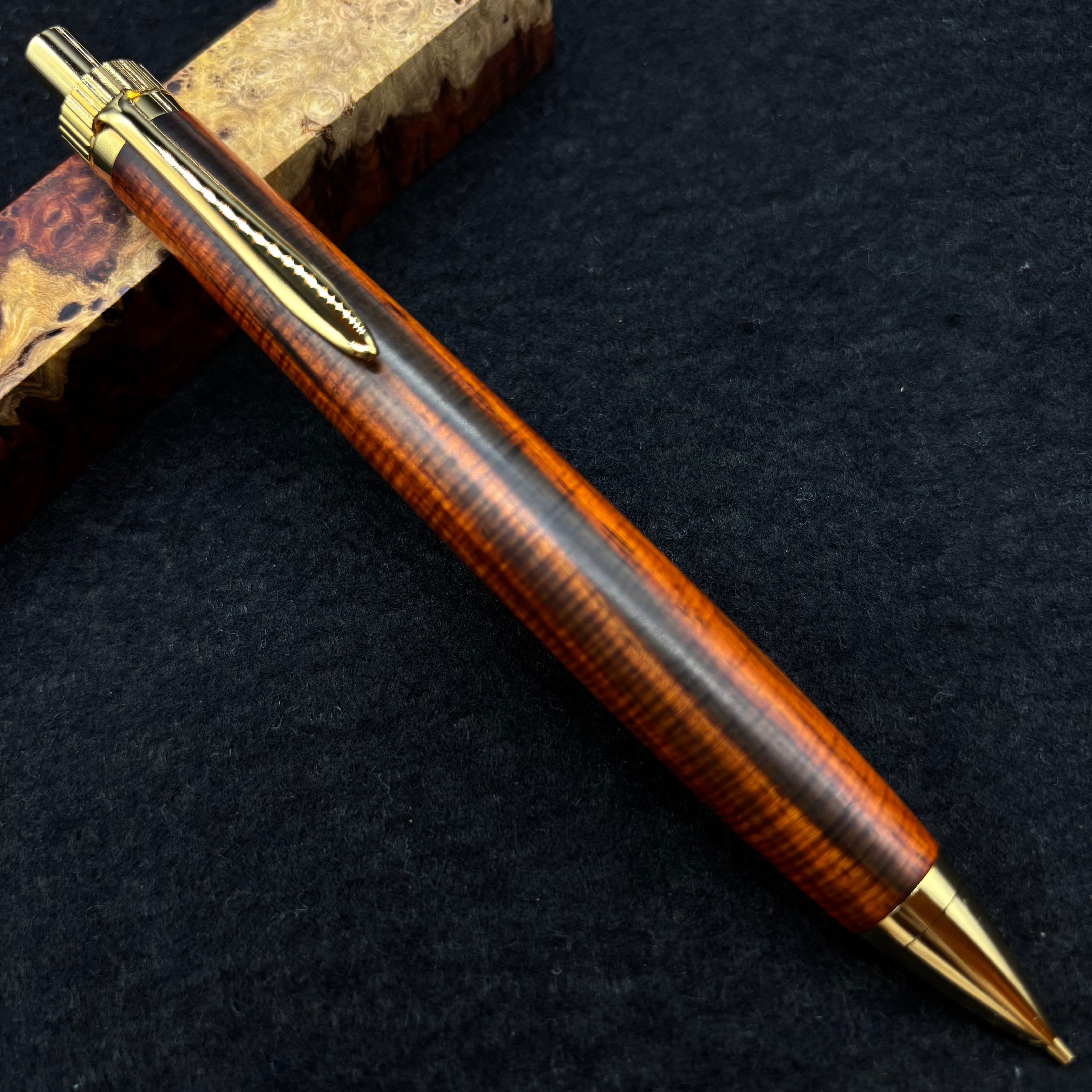 サイアミースローズウッド 極上マイクロカーリー】木軸ペン KATO202