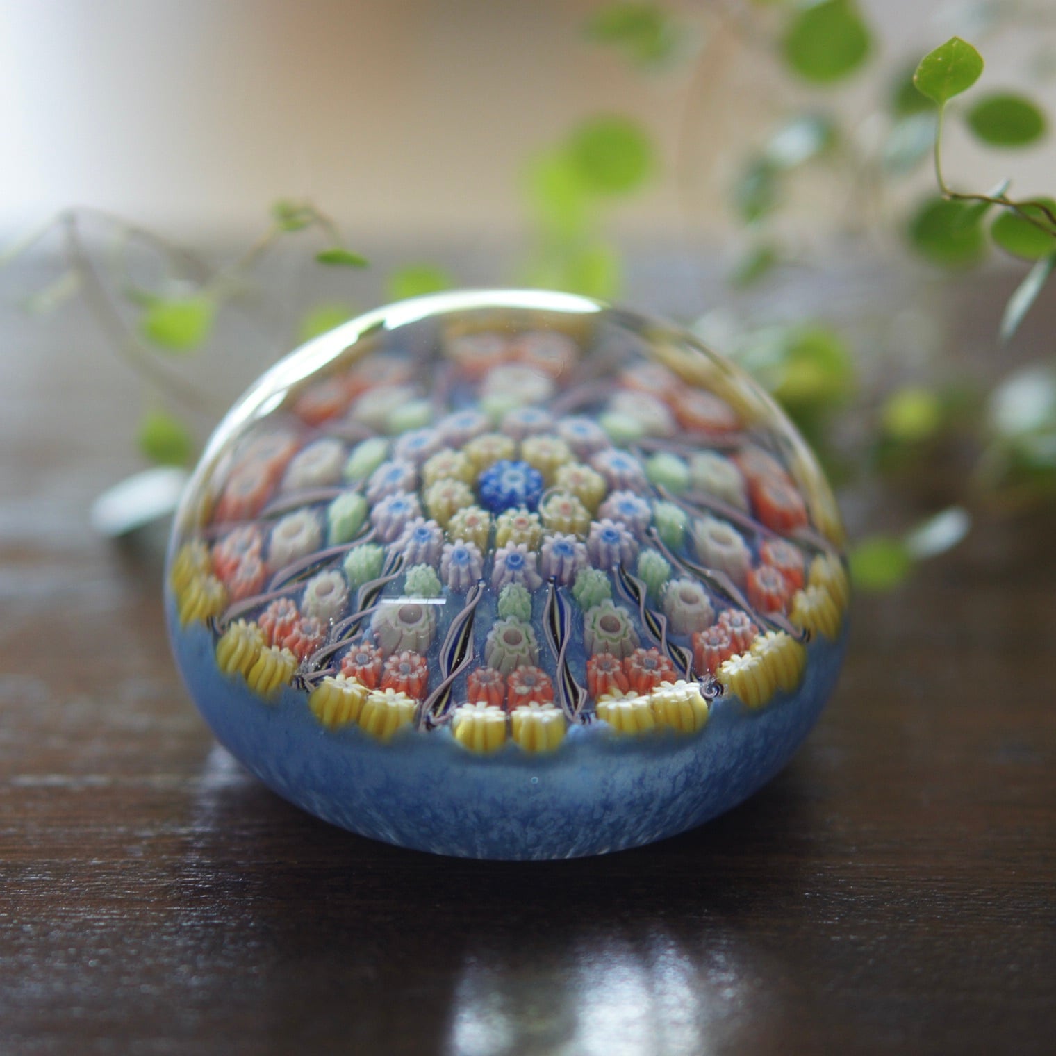 ブルー素地にイエロー・オレンジ・グリーンのミルフィオリが美しい