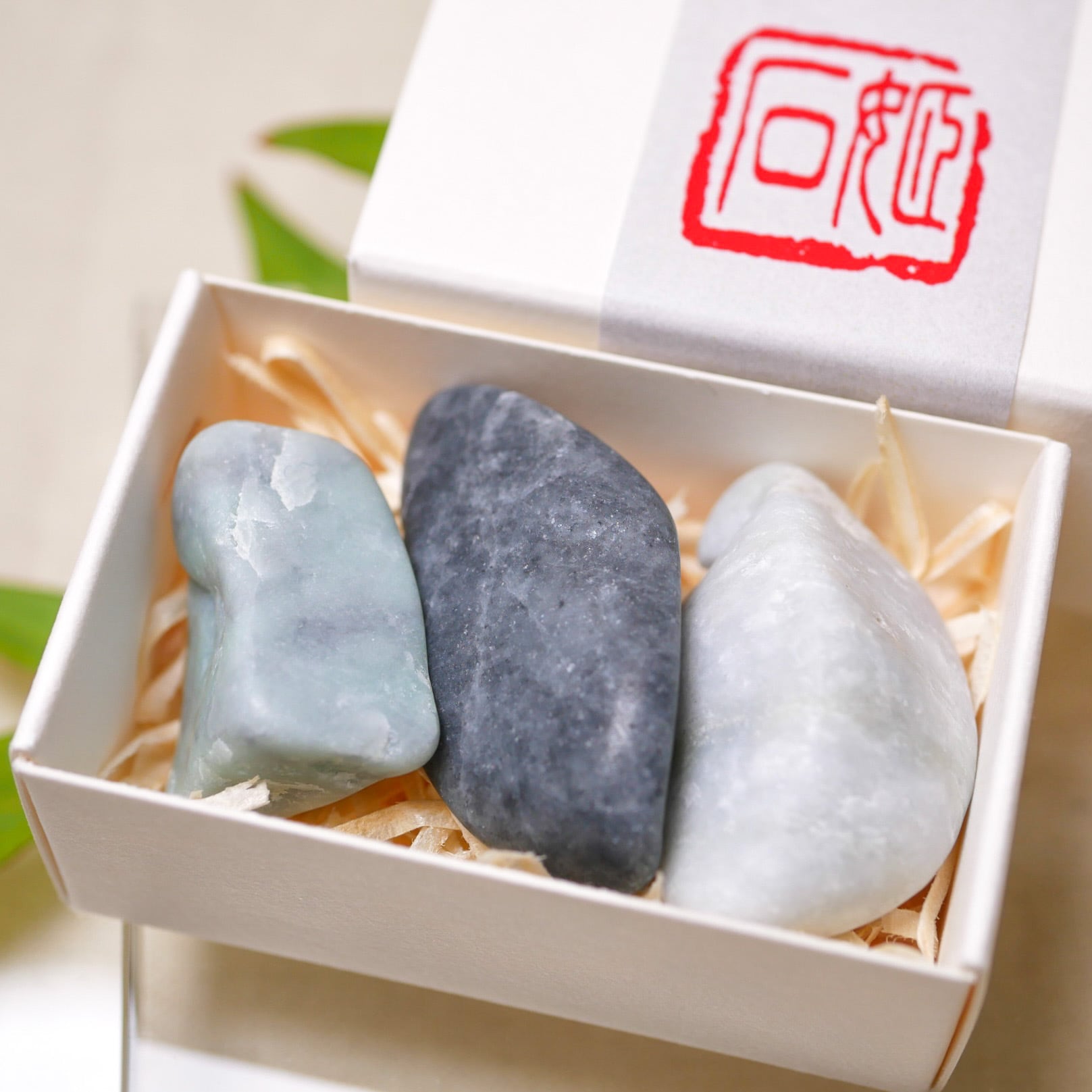 糸魚川 灰 ☆2.6kg☆ 翡翠 ヒスイ 原石 翡翠原石 鑑賞石 自然石 誕 石