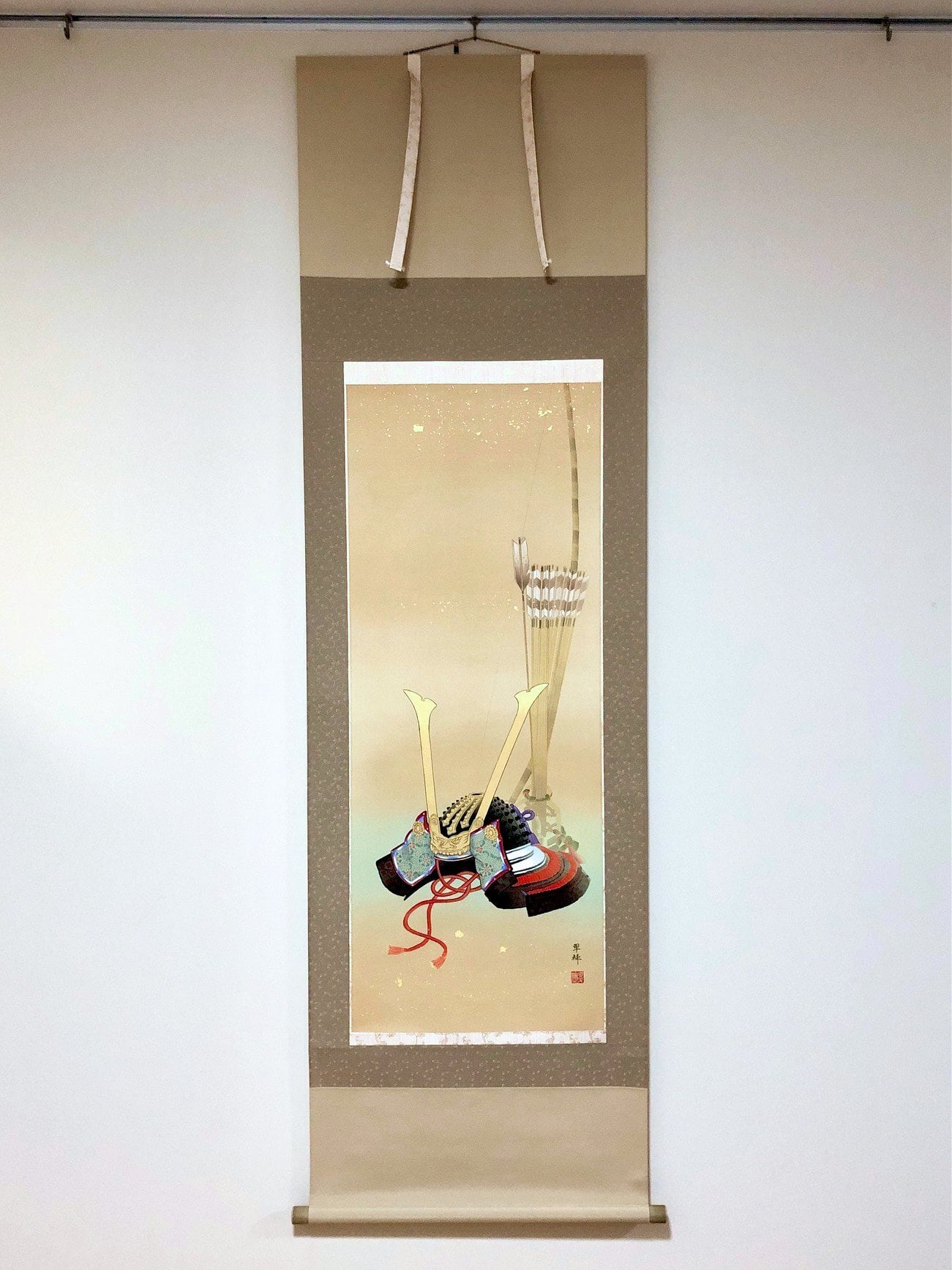 金武翠輝「兜に破魔矢」掛軸（尺五立） | 吉村唐木店 WEBSHOP