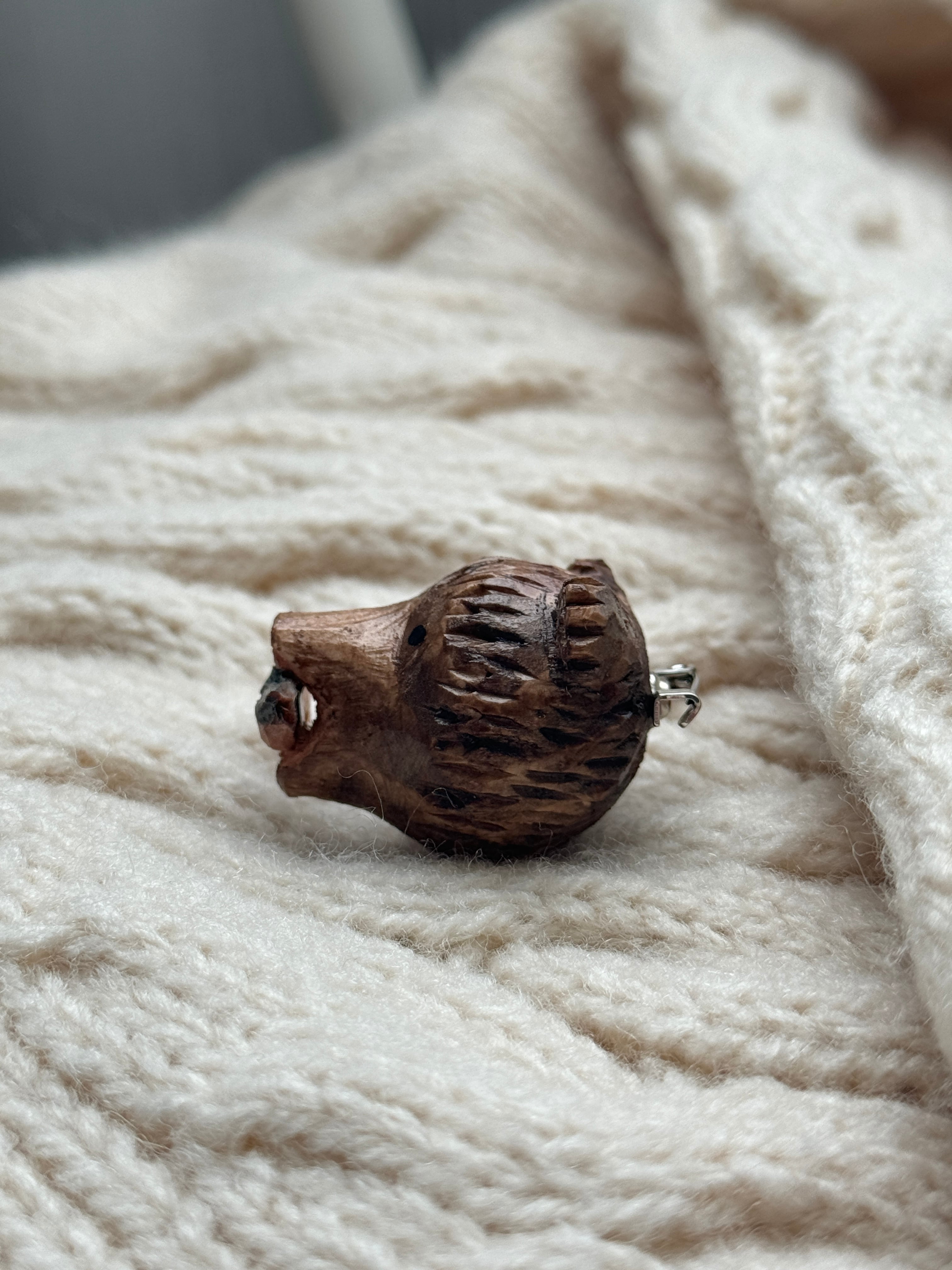 木彫りの熊オヤジ ブローチ ［KIBORI NO TESHIGOTO］ | citronsmart