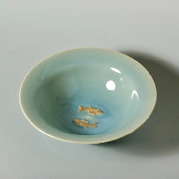 縁起物】青瓷 双魚文 平鉢 飾皿 浮彫 陶磁器 骨董品 箱付き 縁起物